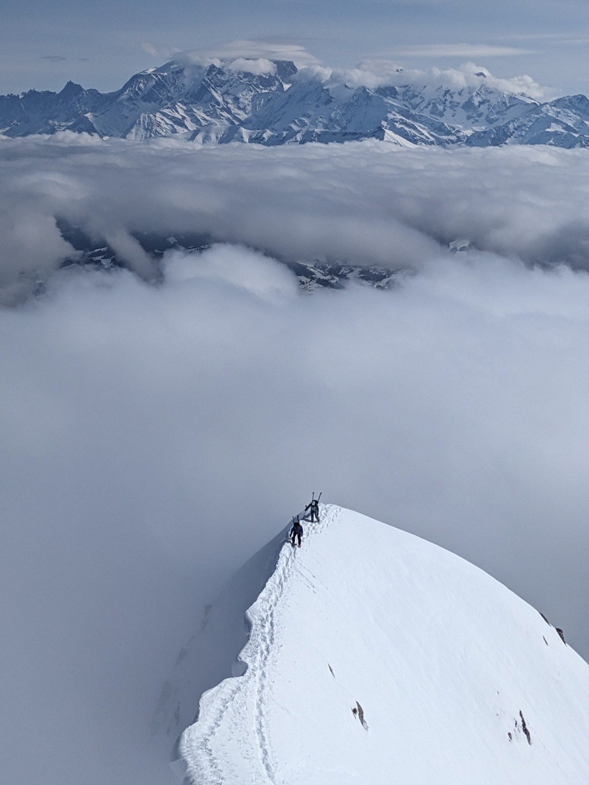 Charvin par l'arrête du lac, descente face NE