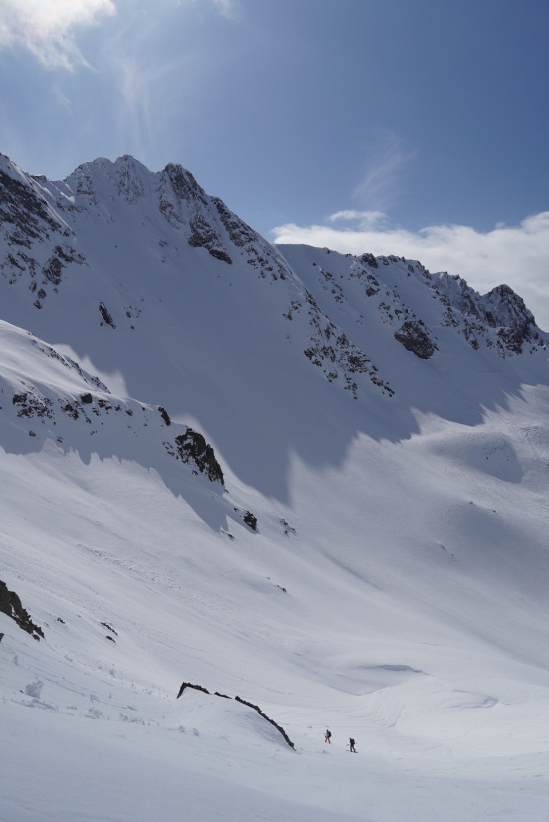 deux splitboarders qui attaque la face nord de Rocher de l'Homme