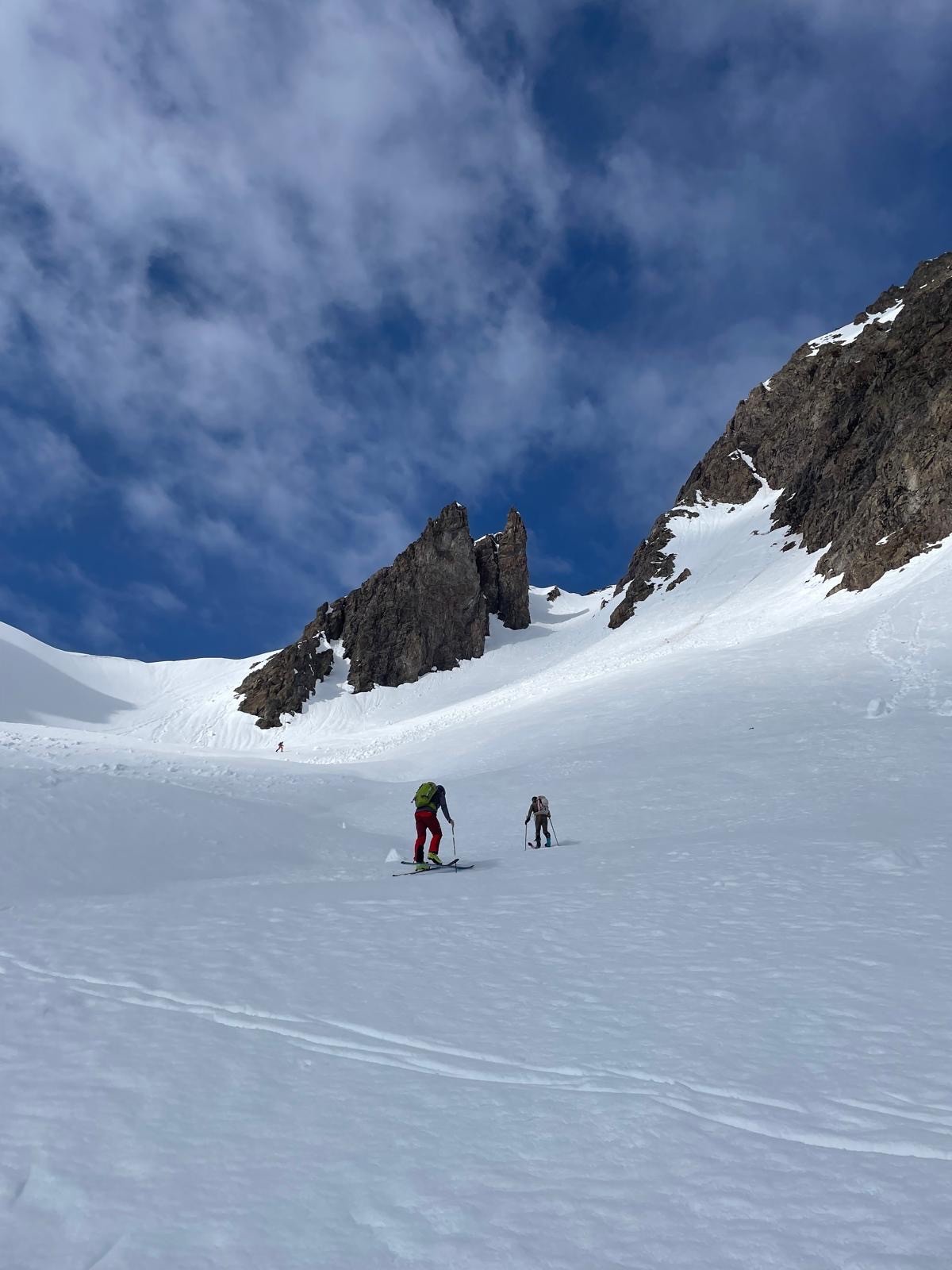 Il faut prendre le col de droite.