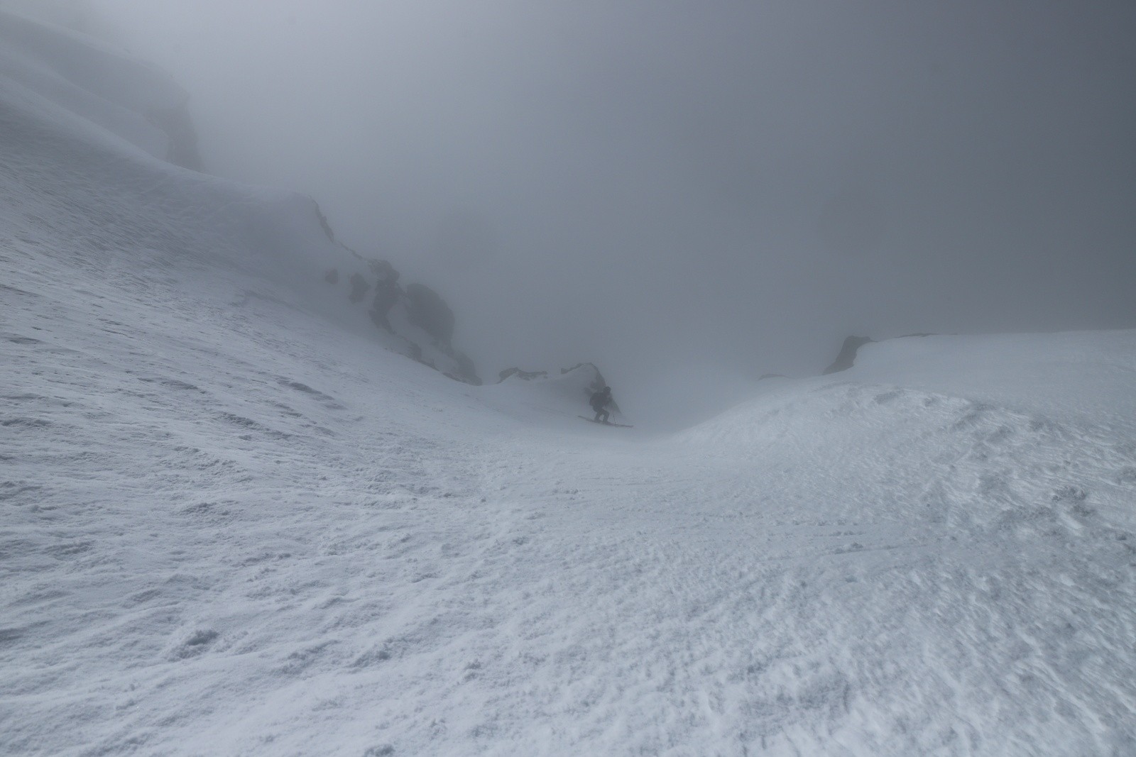 &nbsp;Léo se lance dans le couloir NW du Pic des Valloires sans voir grand chose