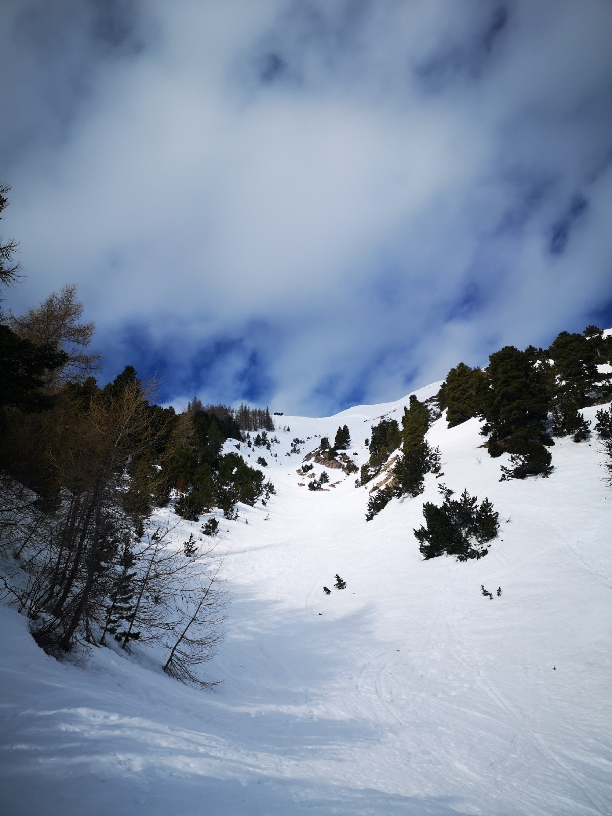 &nbsp;La combe ou couloir de l'avalanche vue du bas