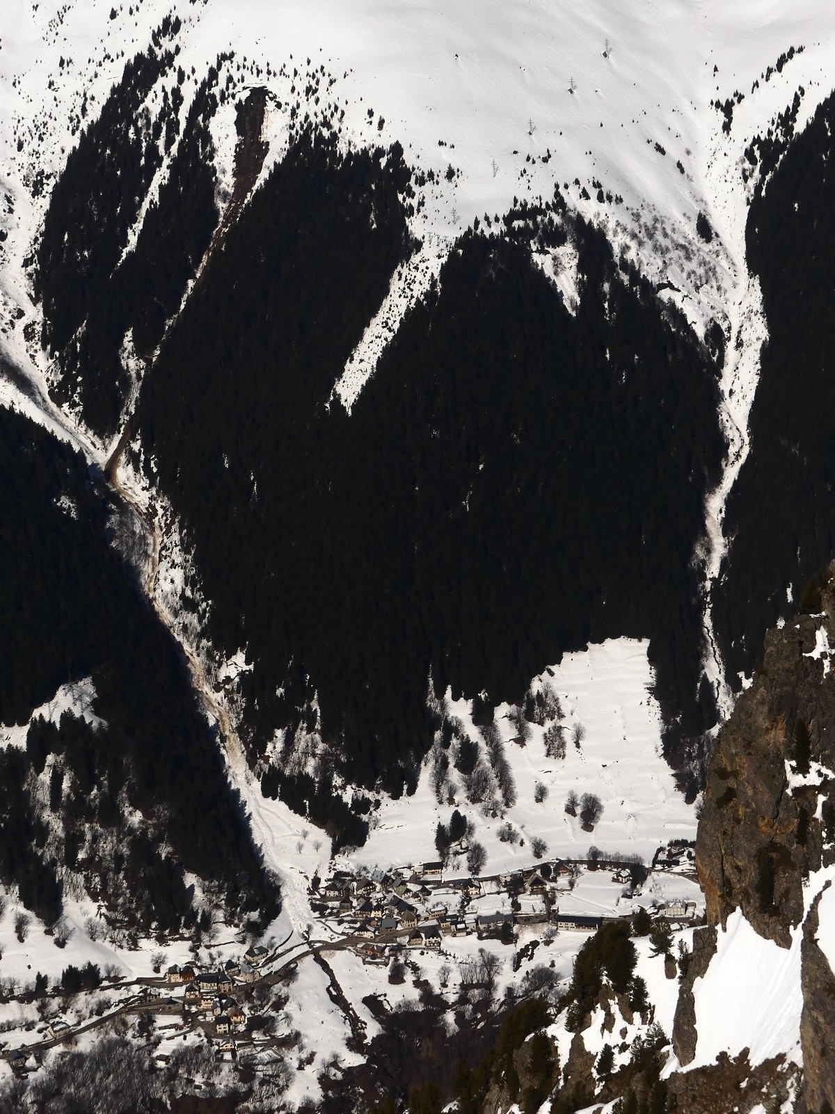 &nbsp;Rivier d'Allemont, une avalanche s'est arrêtée près des habitations