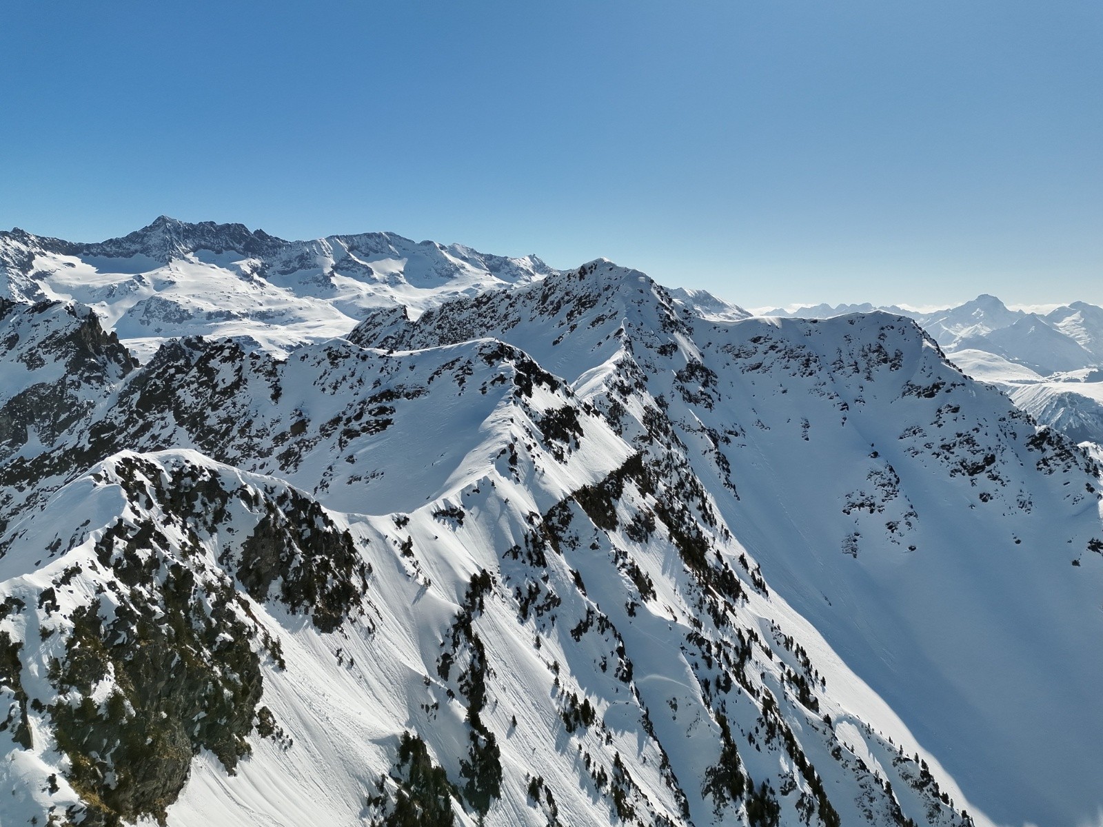 Vue Drône vers Rissiou et point 2553m