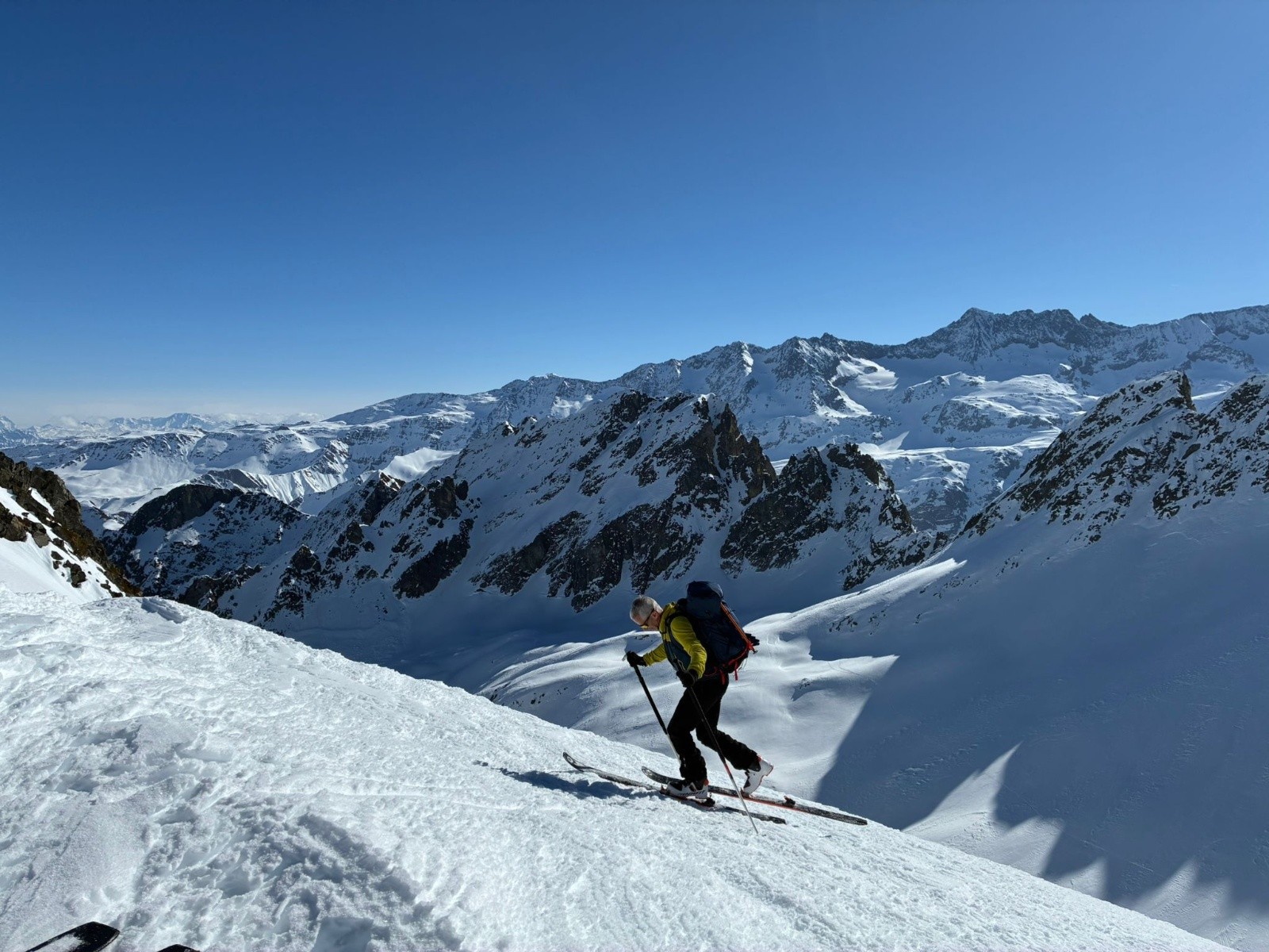 arrivée au sommet 2553m , de petits reliefs d'évaporation dans cette facette SSE