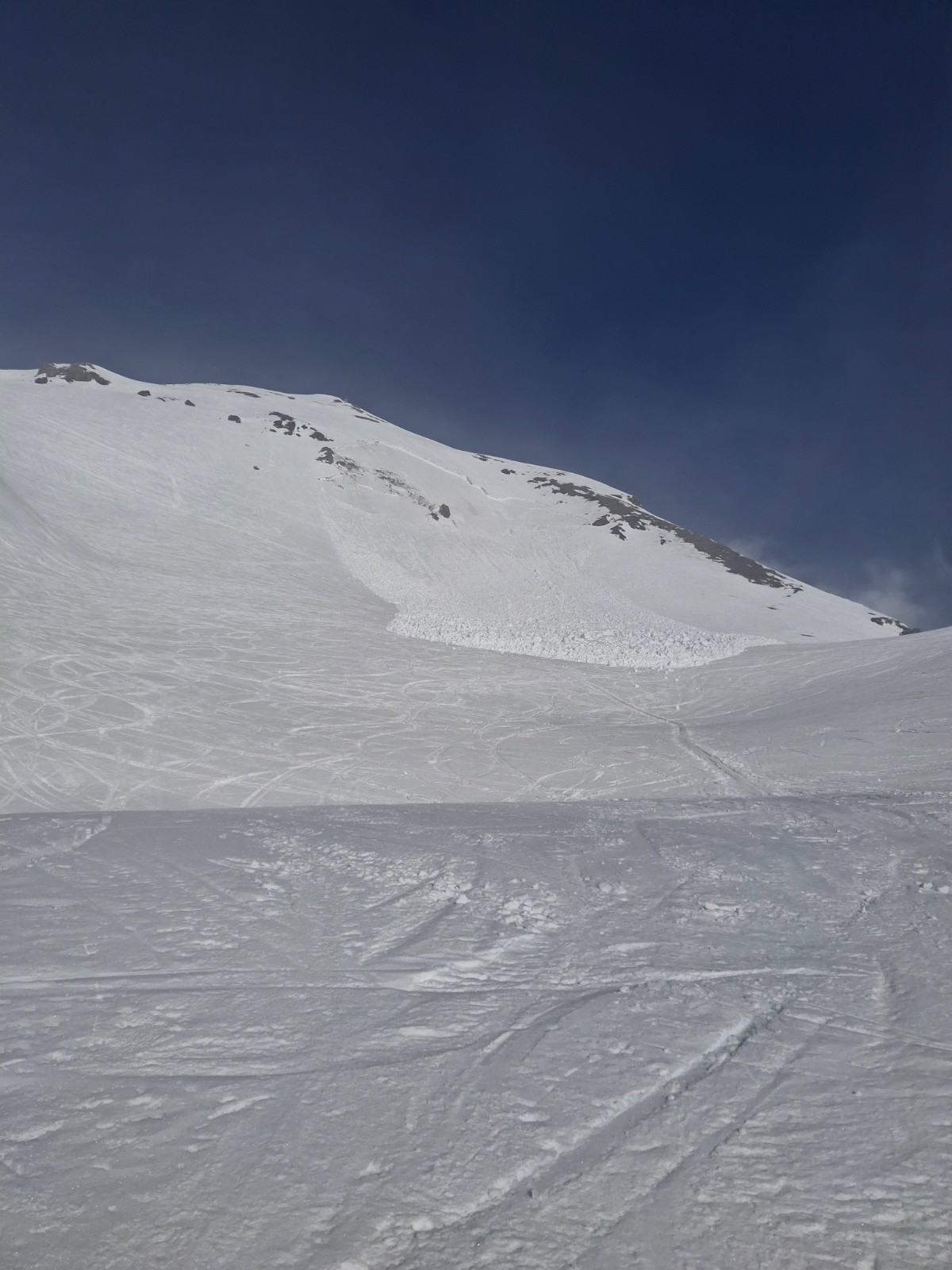 &nbsp;Avalanche récente dans la pente sous la station météo&nbsp;