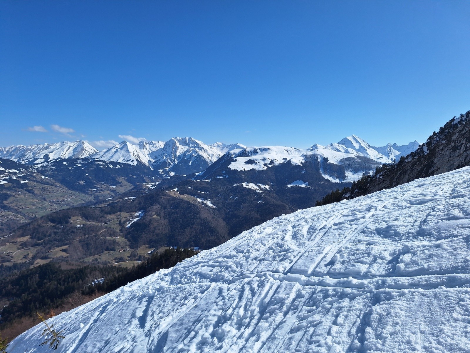 Des combes des Aravis jusqu'au Charvin
