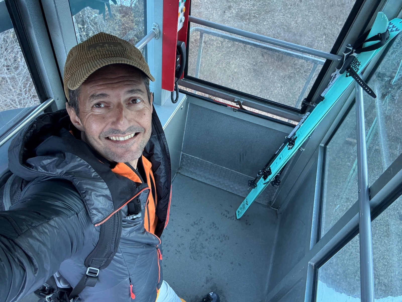 #5 Le téléphérique pour 6 personnes ou 1 vache Le téléphérique pour 6 personnes ou 1 vache