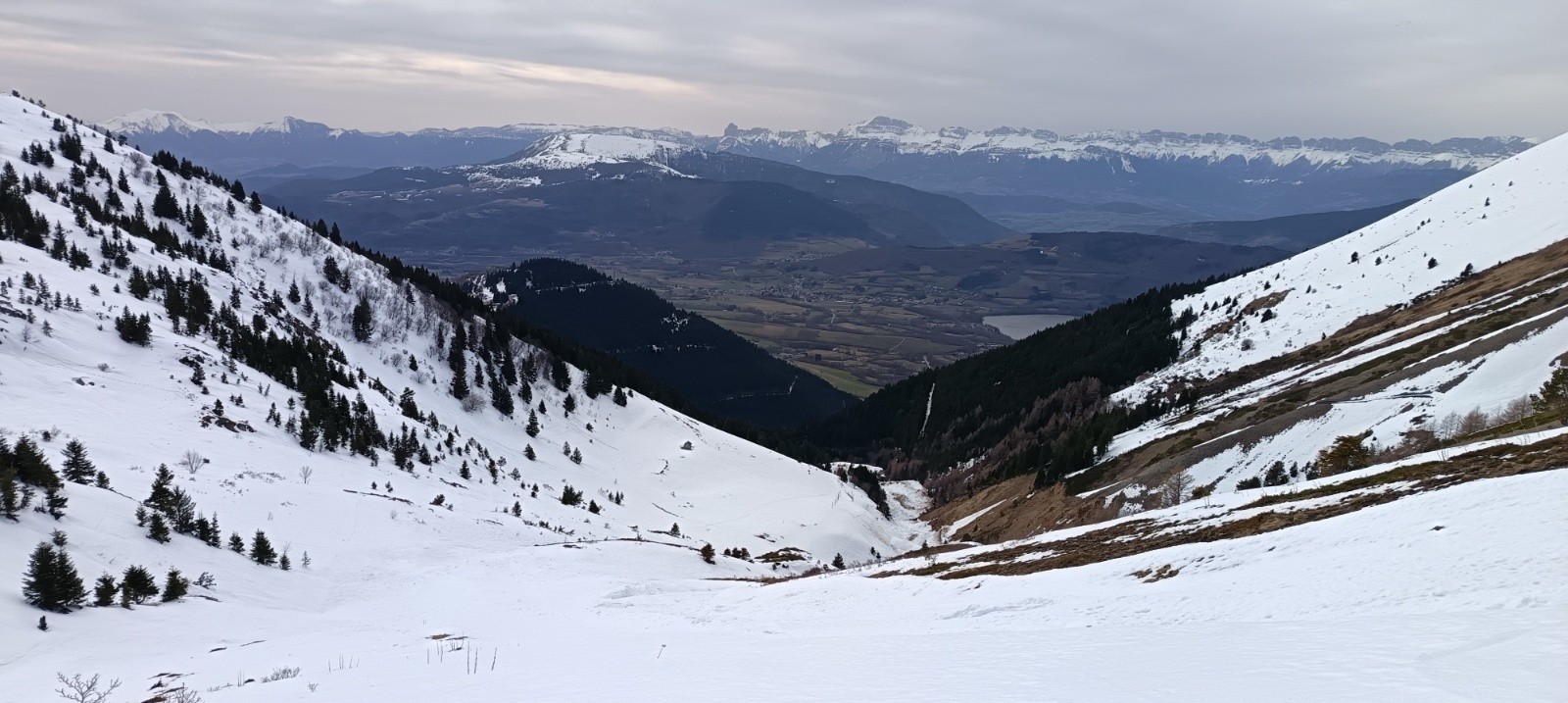 #5 Descente sous le Perollier, la ravine réceptacle des coulées à droite de l Descente sous le Perollier, la ravine réceptacle des coulées à droite de l'itinéraire