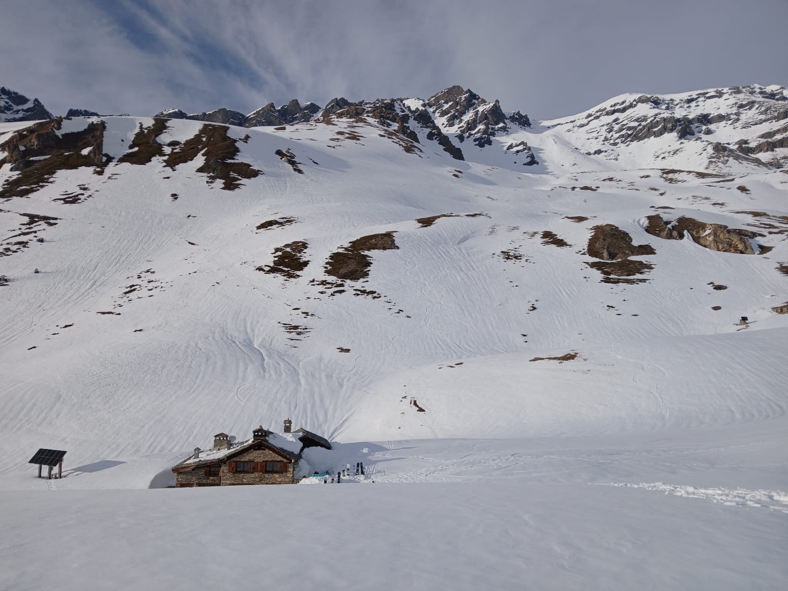 Une belle rangée de split devant un beau refuge. La belle vie quoi.