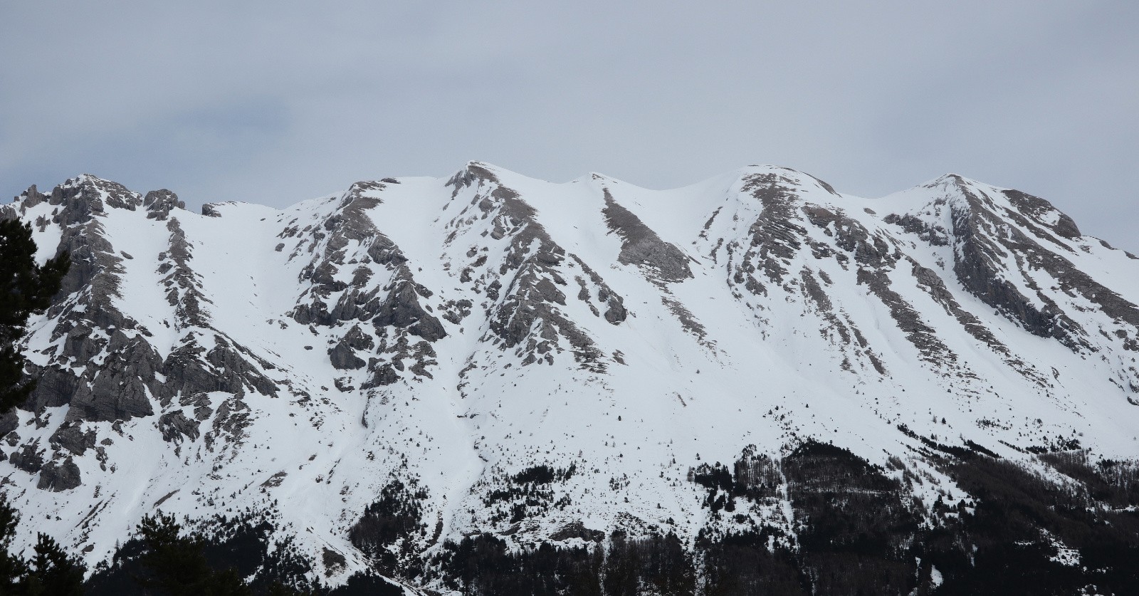 Le Roc Roux au centre, avec la combe de montée à D et celle de descente à G&nbsp;