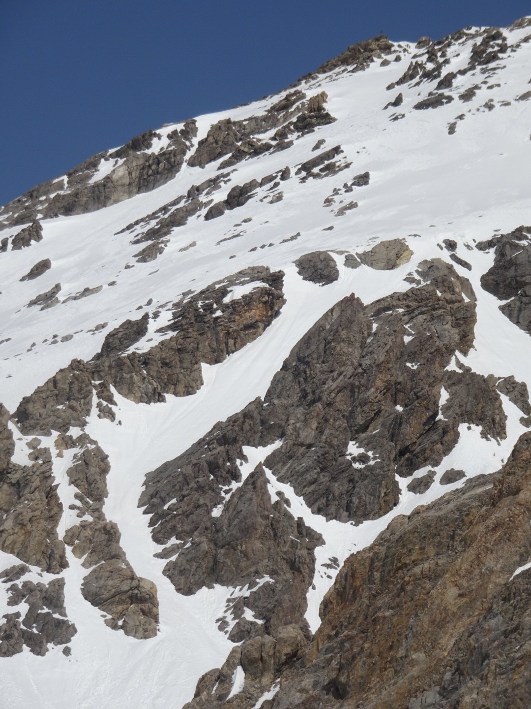 La face Ouest et la sortie en SW par le petit couloir