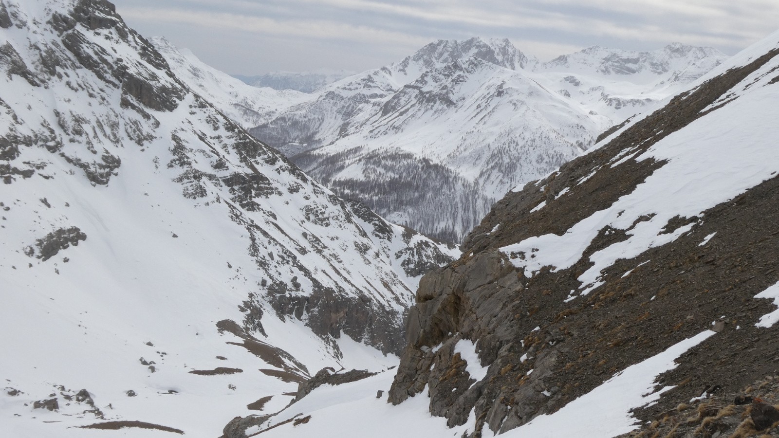J2 en contrebas, le profond Torrent de Julien qui débouche au Pont de Julien sur la D902