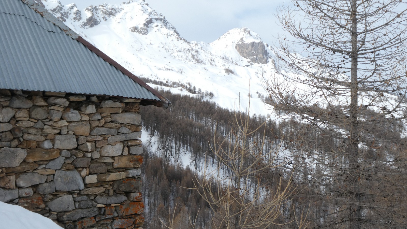 J2 belle bâtisse en pierres sèches sur fond de Chapeau de Gendarme et Brec Second