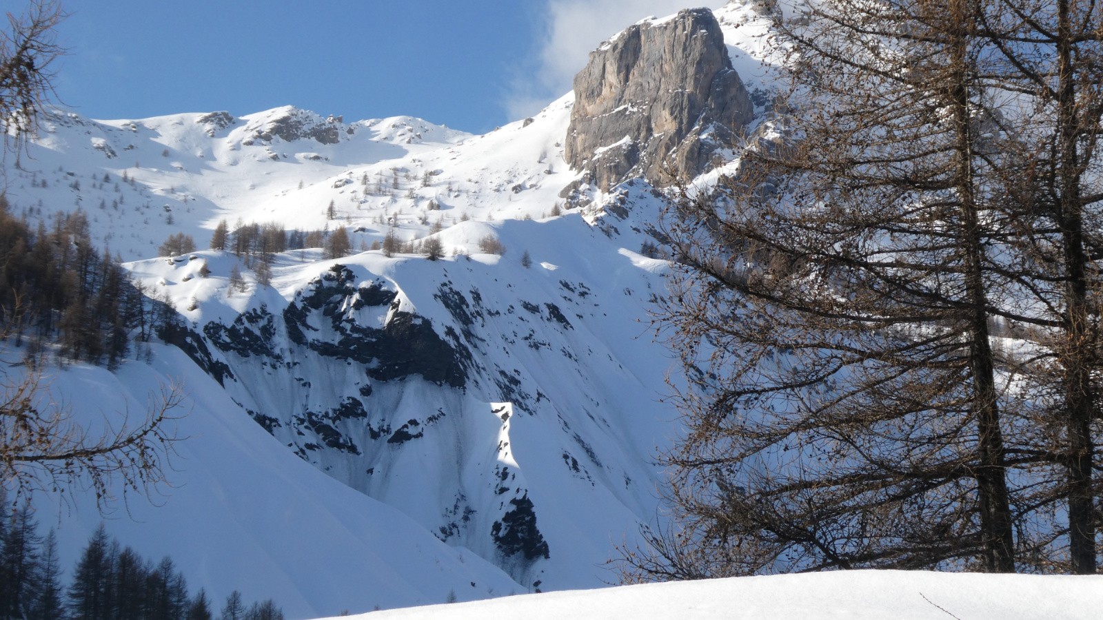 J1 on aperçoit le Gendarme mais pas encore son chapeau