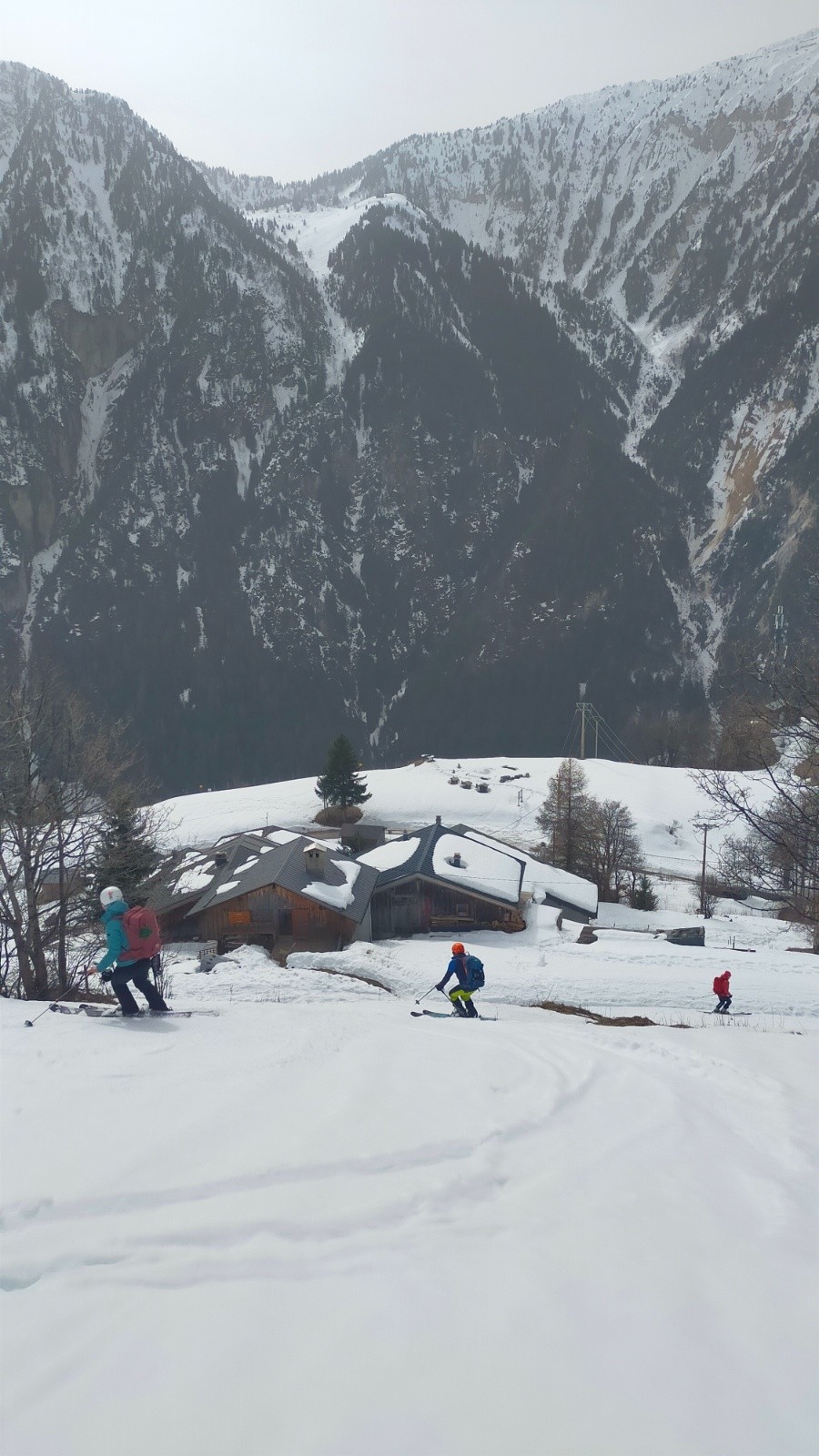 skis aux pieds à la voiture&nbsp;