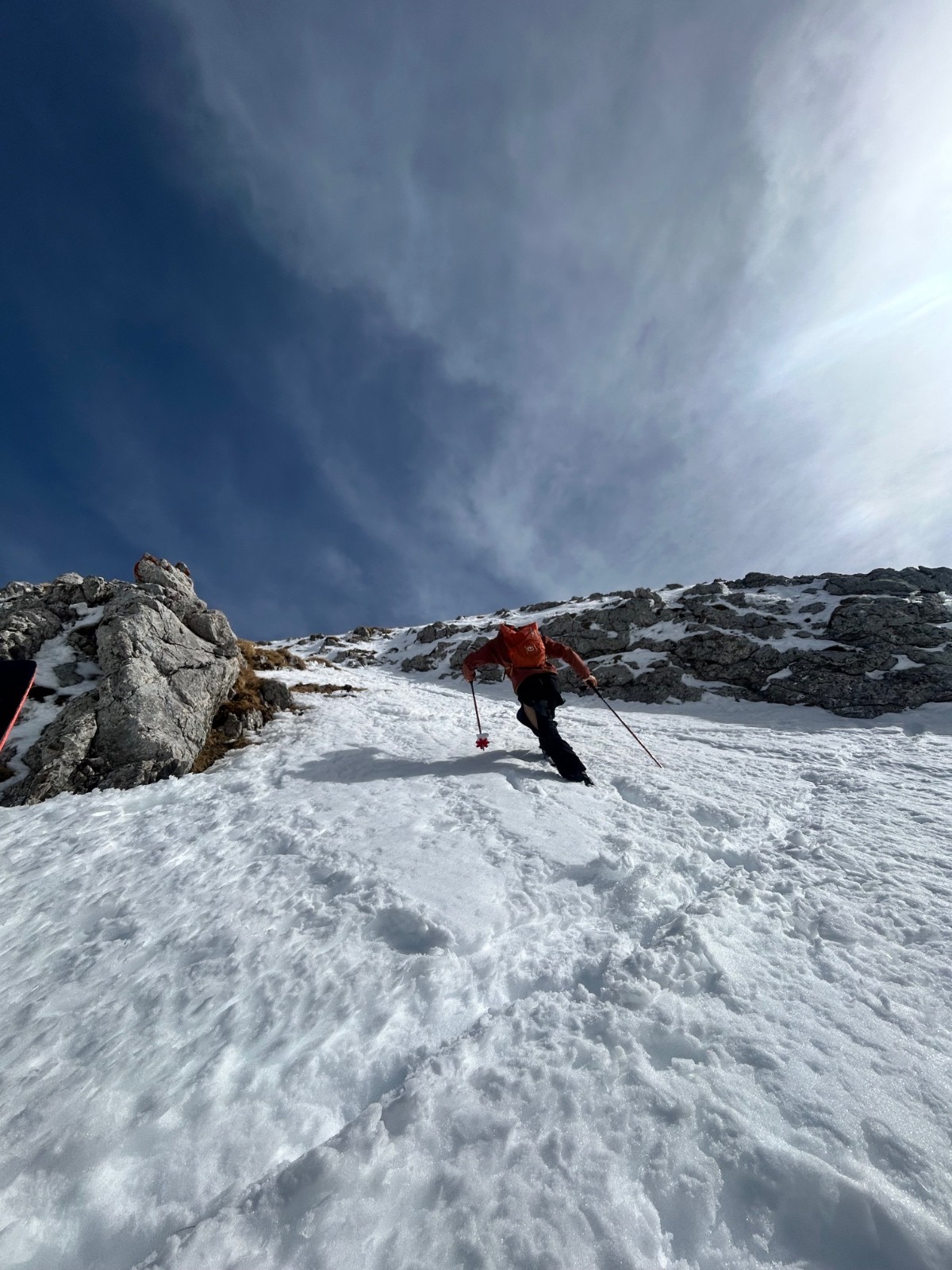 On laisse les skis juste sous le ressaut rocheux final histoire d’aller au sommet&nbsp;