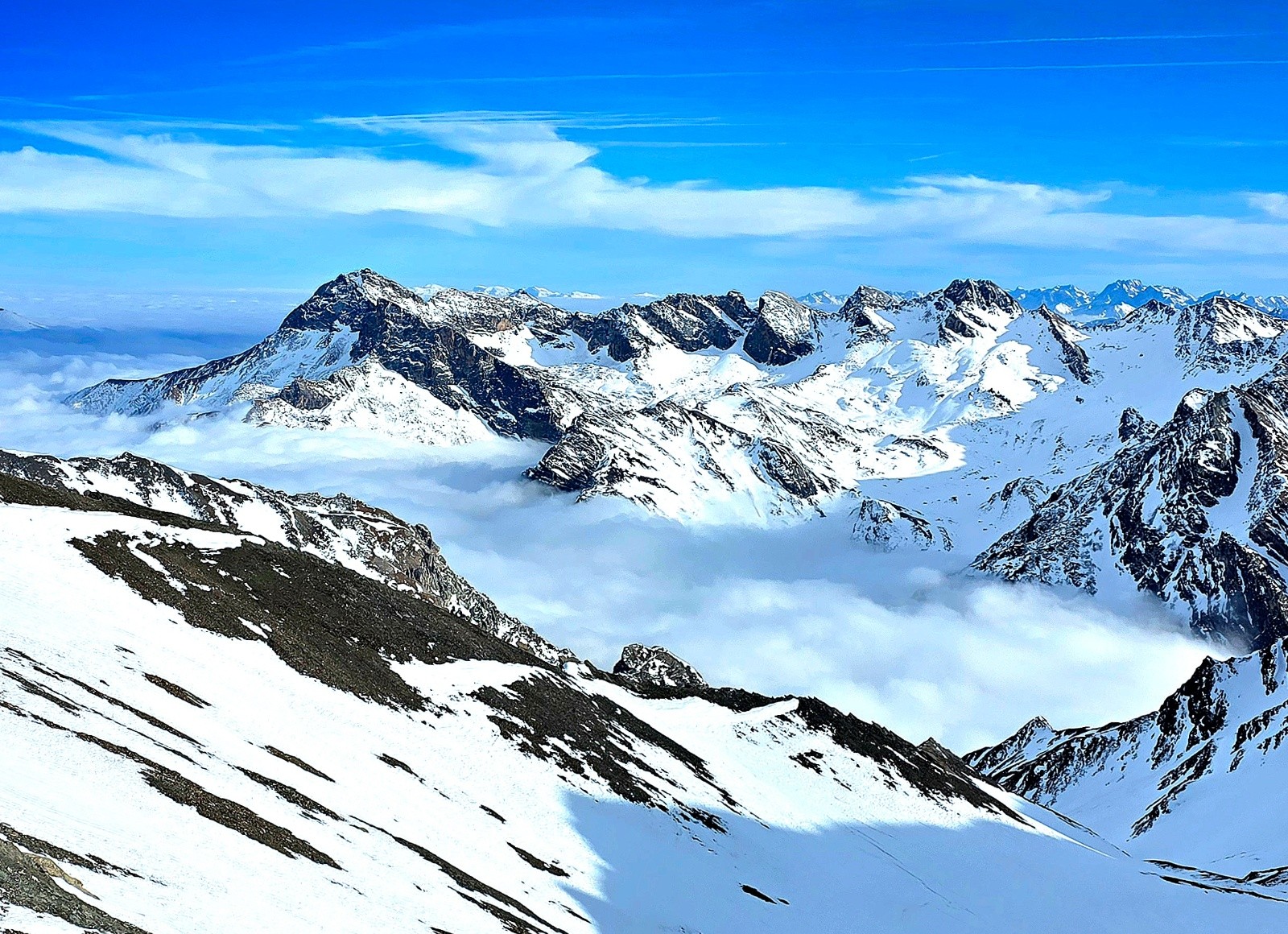 Le val di Bellini dans les nuages. Au fond le Gelas