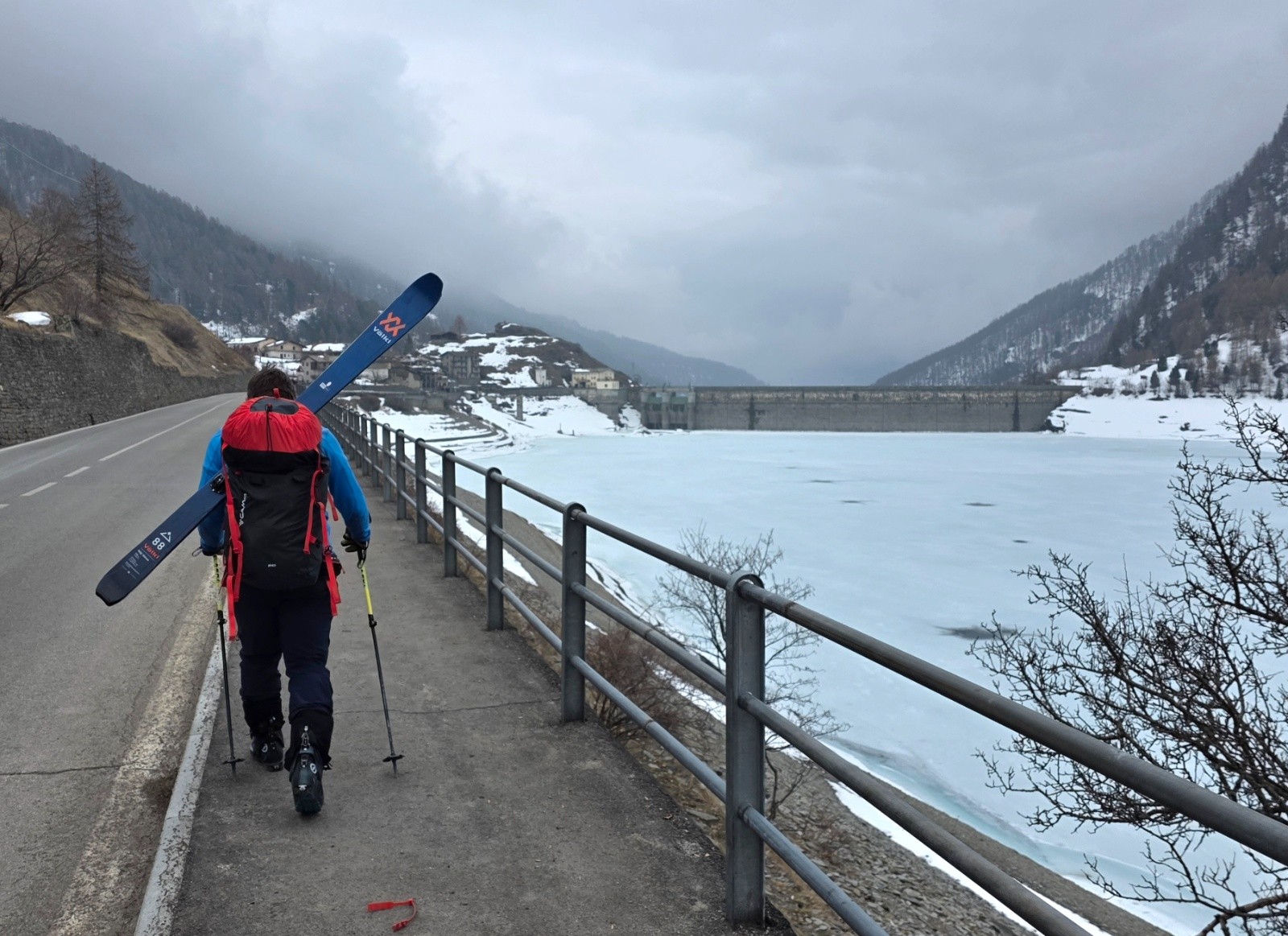 On longe le lac de barrage pour rejoindre&nbsp; Castello. Pas tres riant !&nbsp;