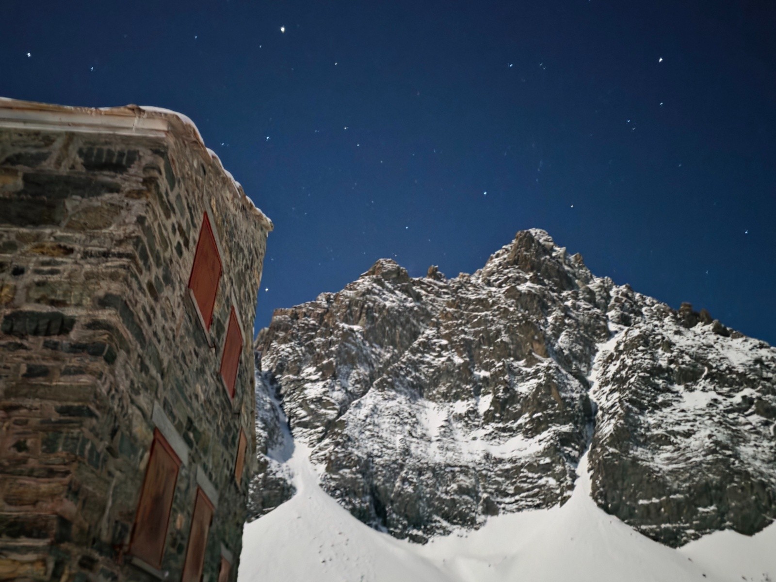 Vue sur la face&nbsp; Est du Viso au clair de lune