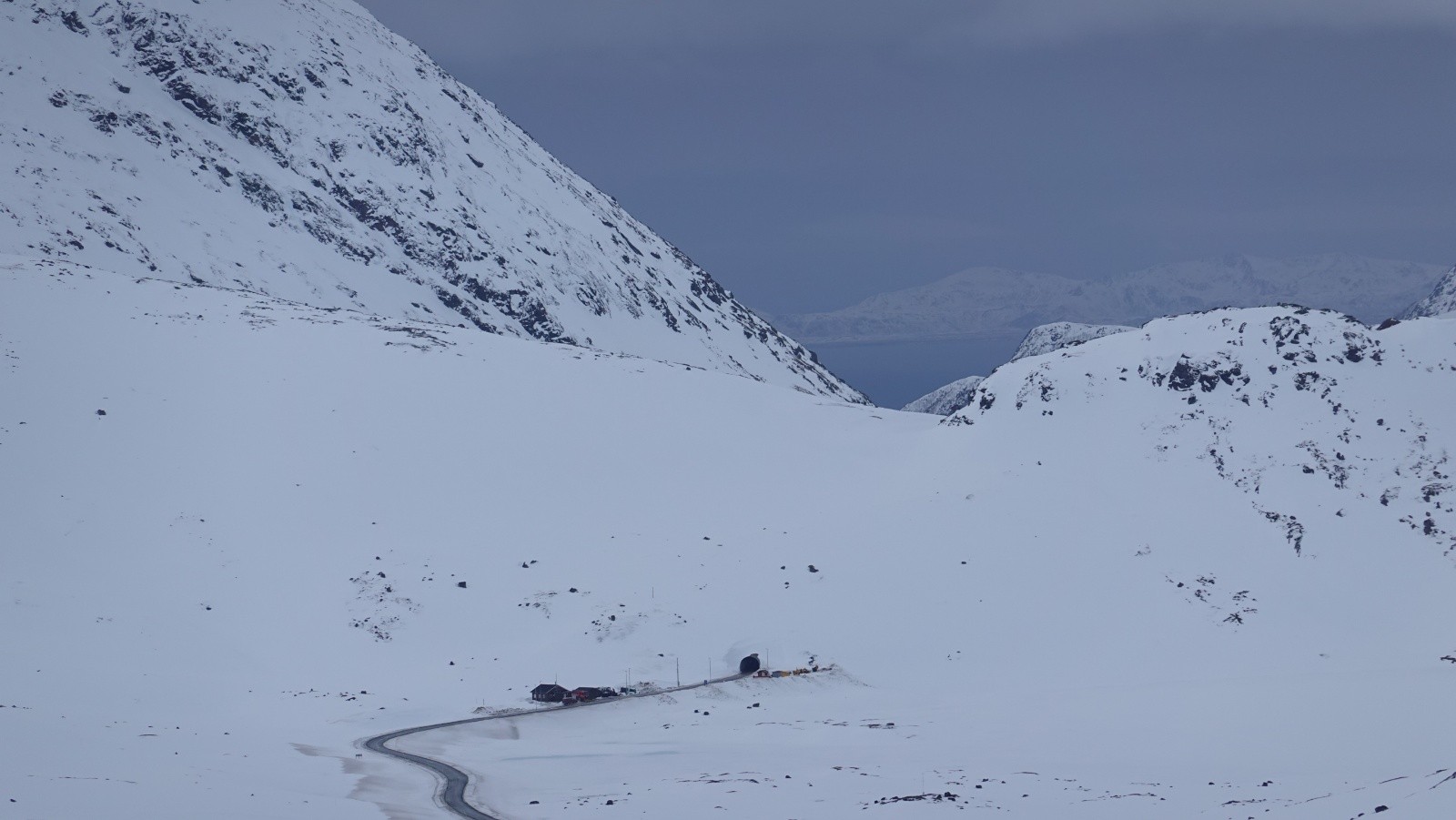 Panorama au téléobjectif vers le Sifjorden