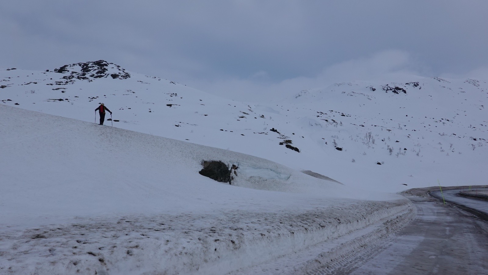 Au départ depuis la route avec vue sur l'antécime du Tredjefjellet