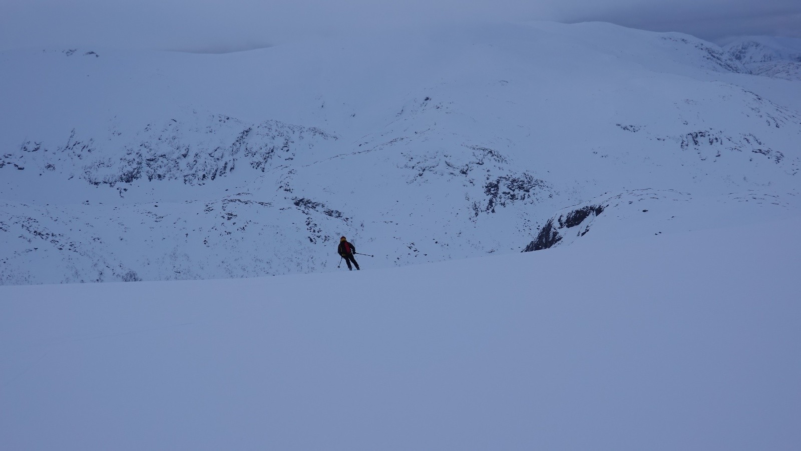 Jean en cours de descente avec un peu de poudreuse sur fond dur