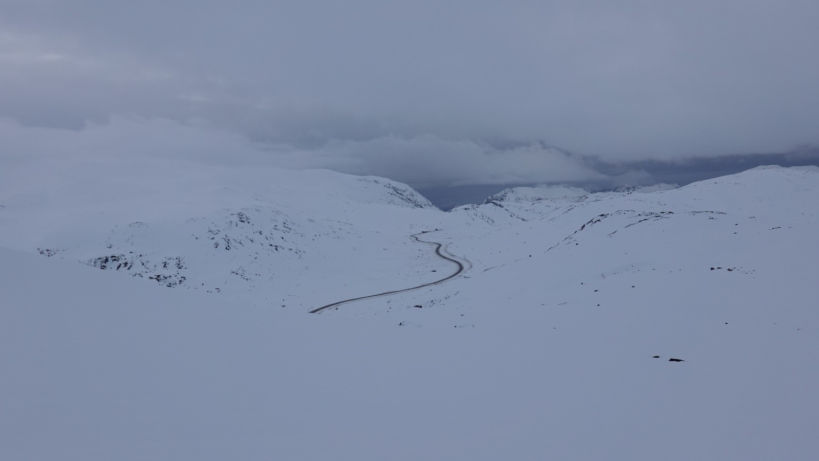 Panorama sur la route et au-delà le Sifjorden
