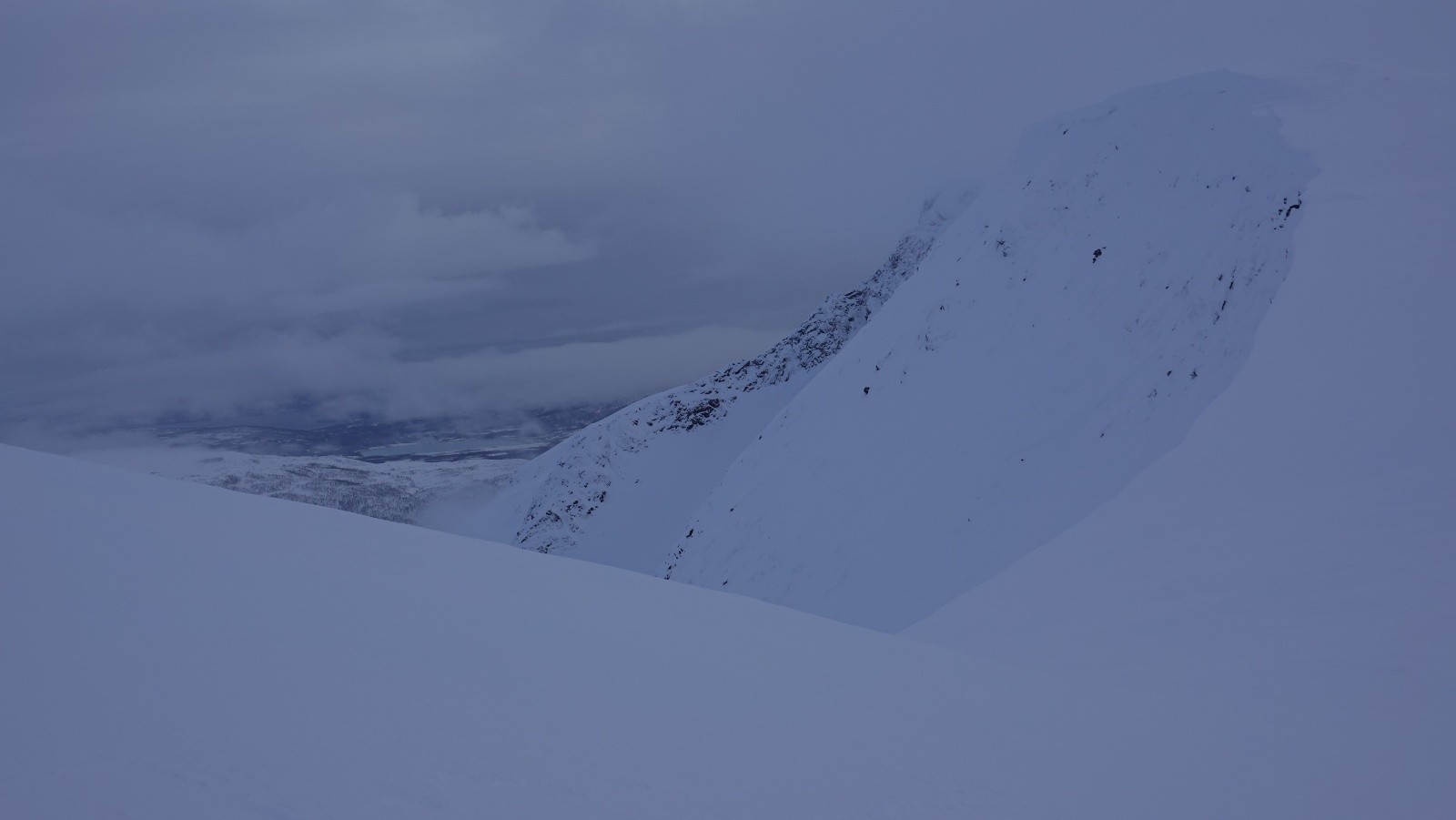 Le Svanfjellet sur la droite