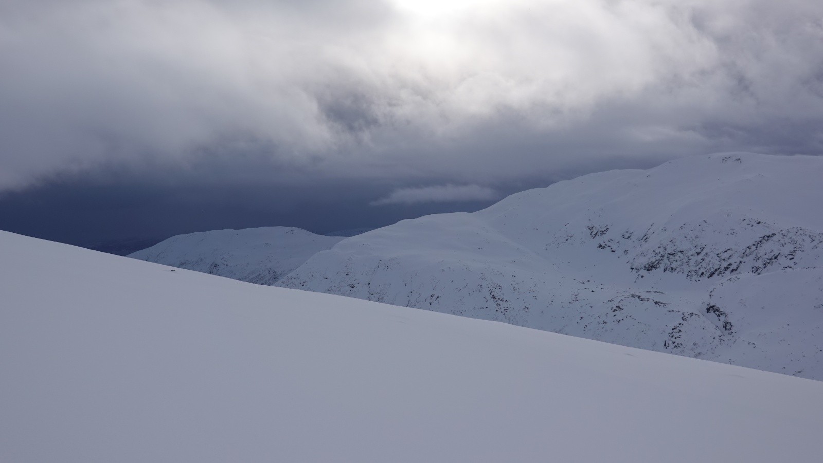 Au premier plan : le Bieggaloami (652m)