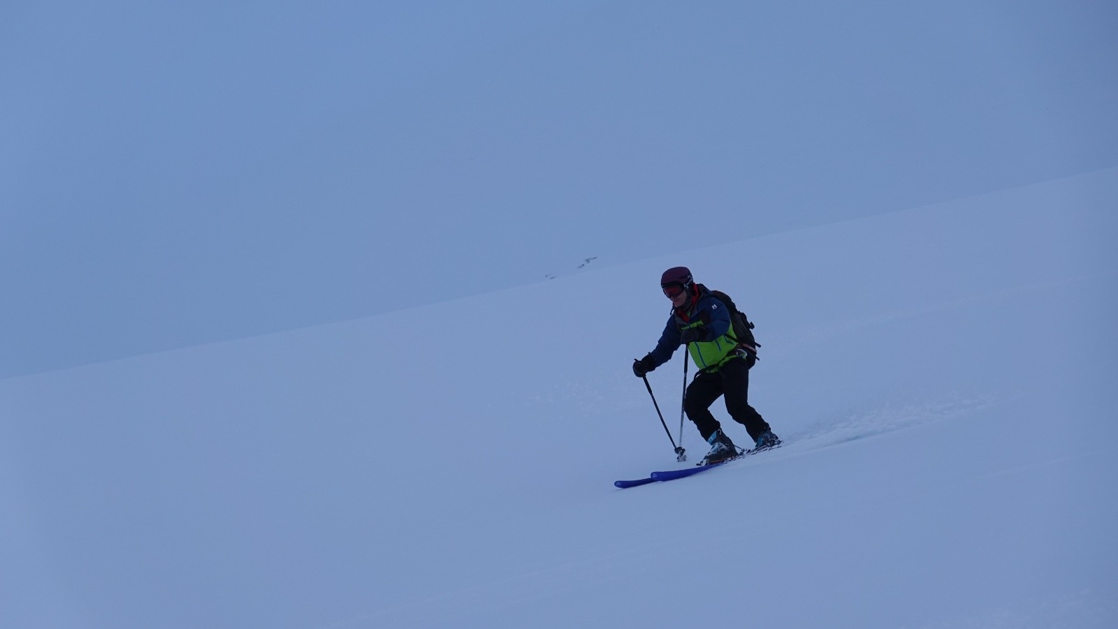 David en cours de descente sur une zone poudreuse