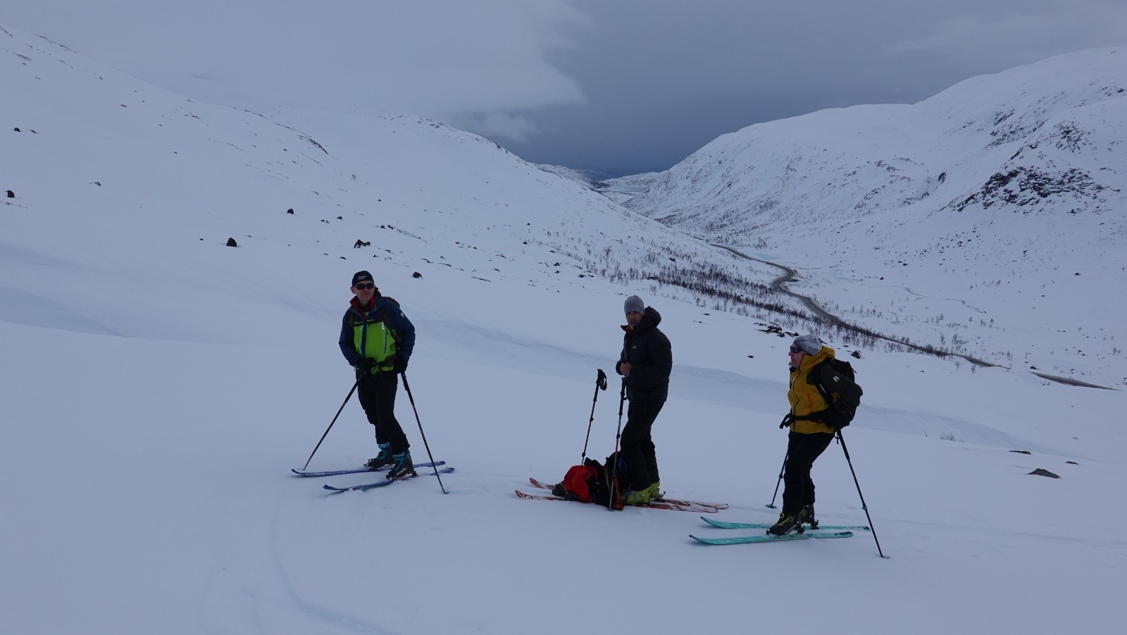 Pause sur fond de route d'accès