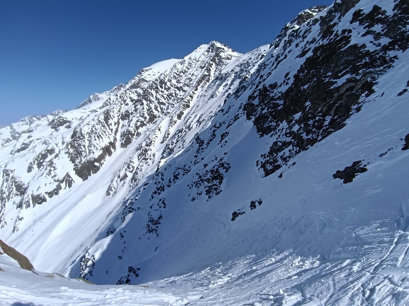 Couloir W descendant de l'aiguille de la Bérangère