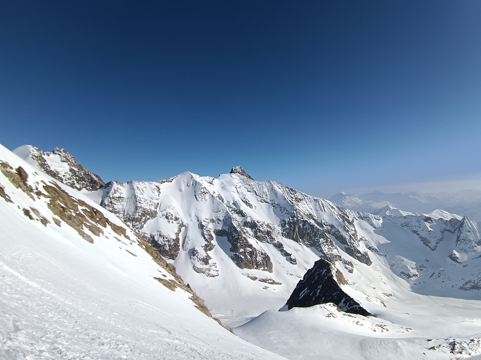 Aiguille des Glaciers dominant la pointe des Conscrits