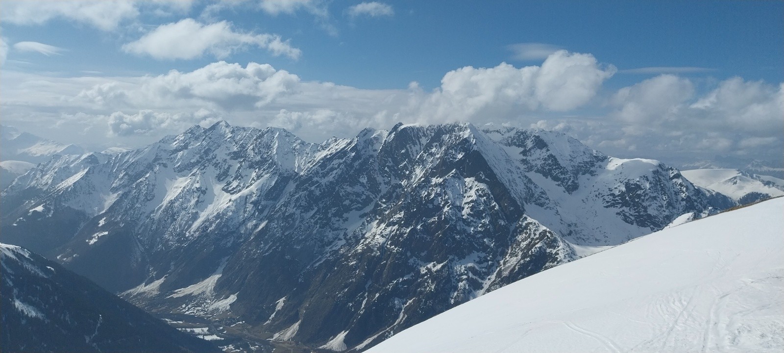 #19 Chaine du grand Armet et gros dépôt d Chaine du grand Armet et gros dépôt d'avalanches en dessous