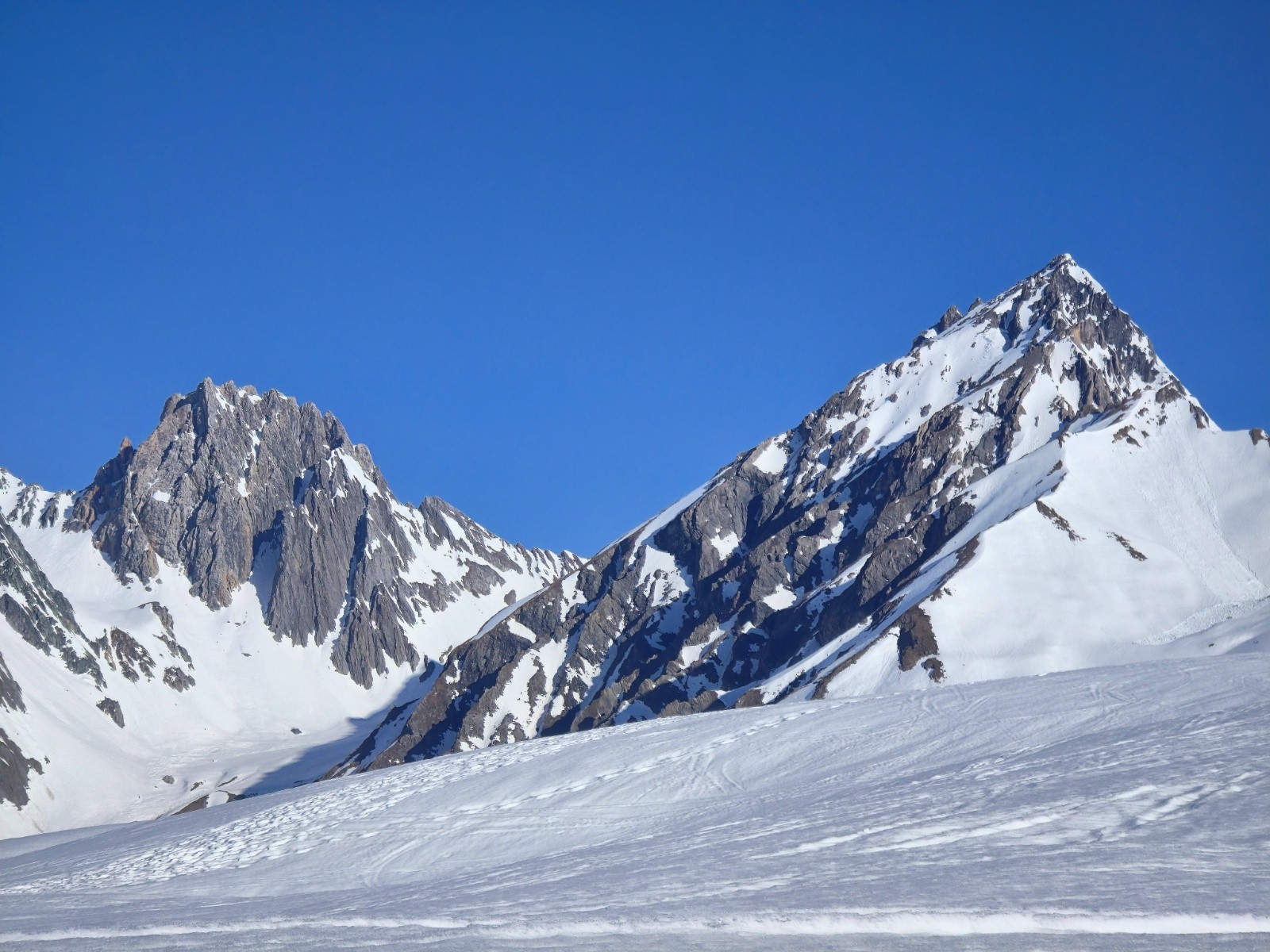 Pointe de gargan et Roignais (dont les 2995 mètres en font le point culminant du Beaufortain) se détachent sur un ciel d'azur ;&nbsp;