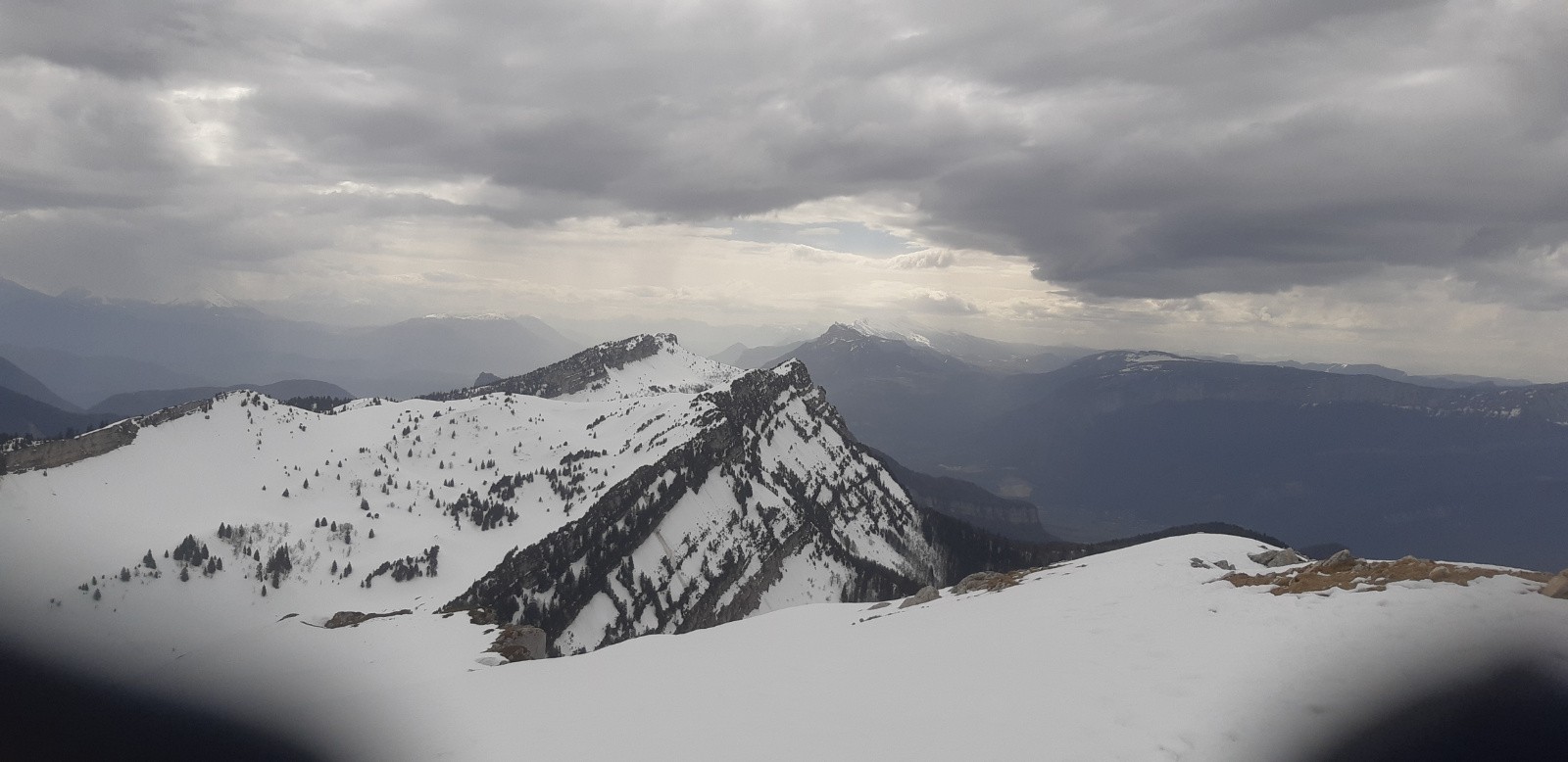 gros nuages venant du Sud lors de mon passage au sommet