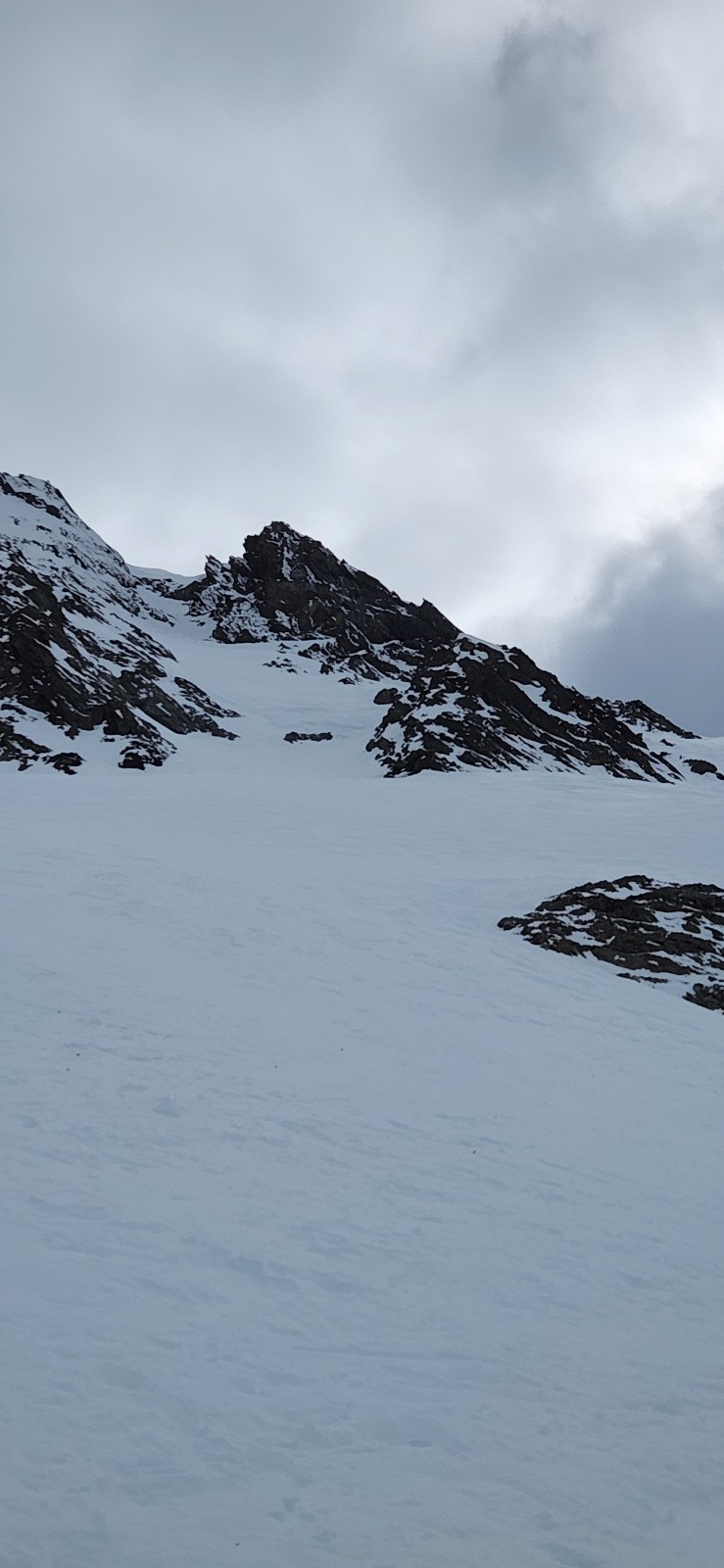 le couloir vu du bas, dans le jour blanc&nbsp;