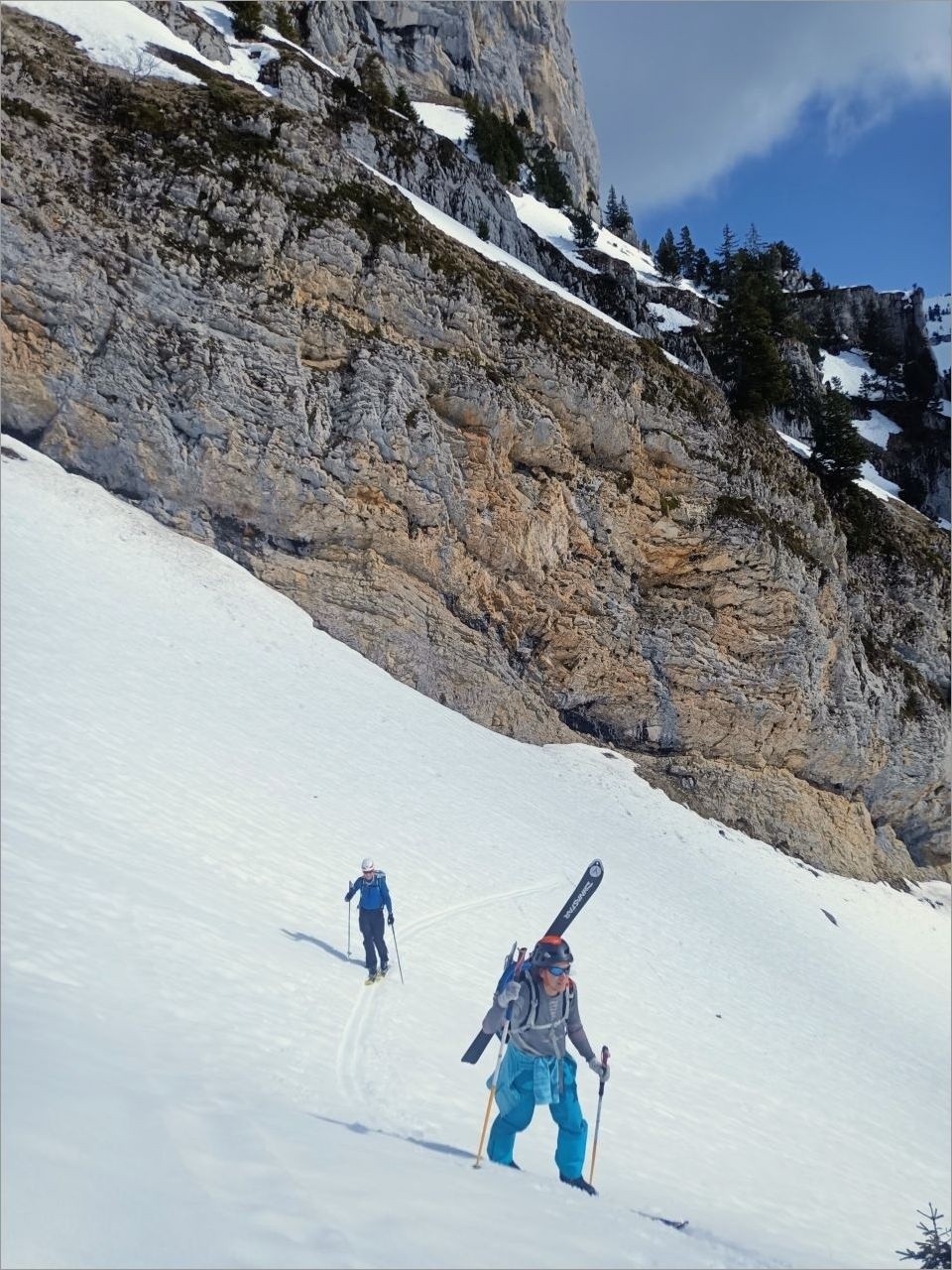 On est comme ça nous. On emmène 3 skis, au cas ou !