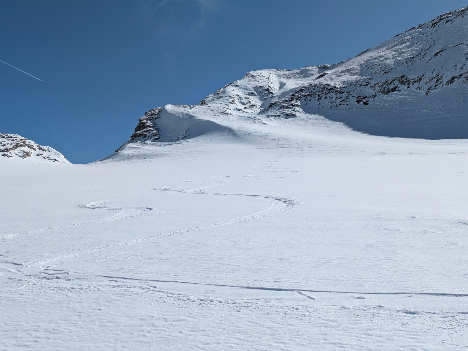 Jour 3 : notre trace de descente et la cime Monfret au fond