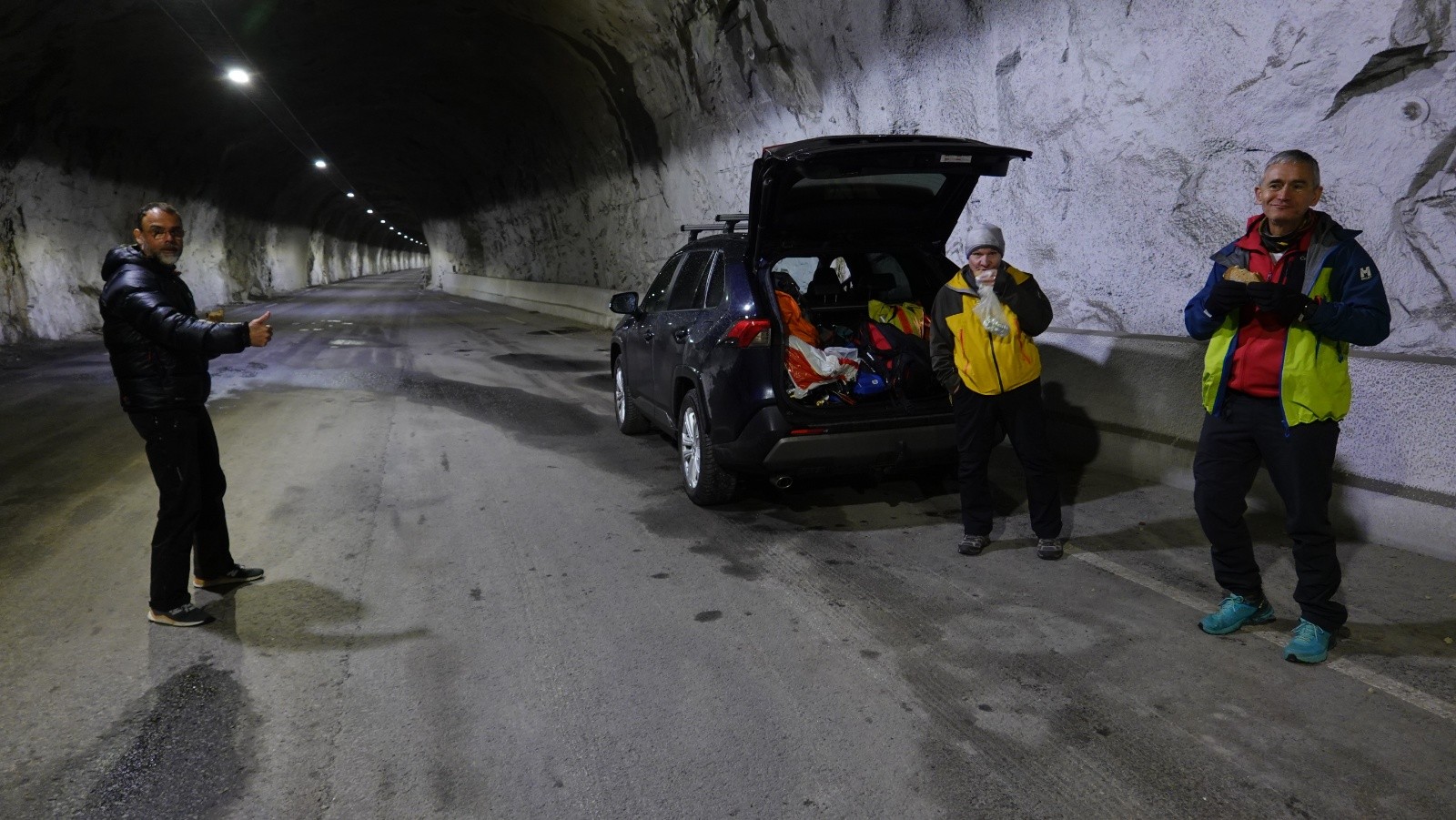 Pause casse croute à l'abri des intempéries dans le tunnel😊