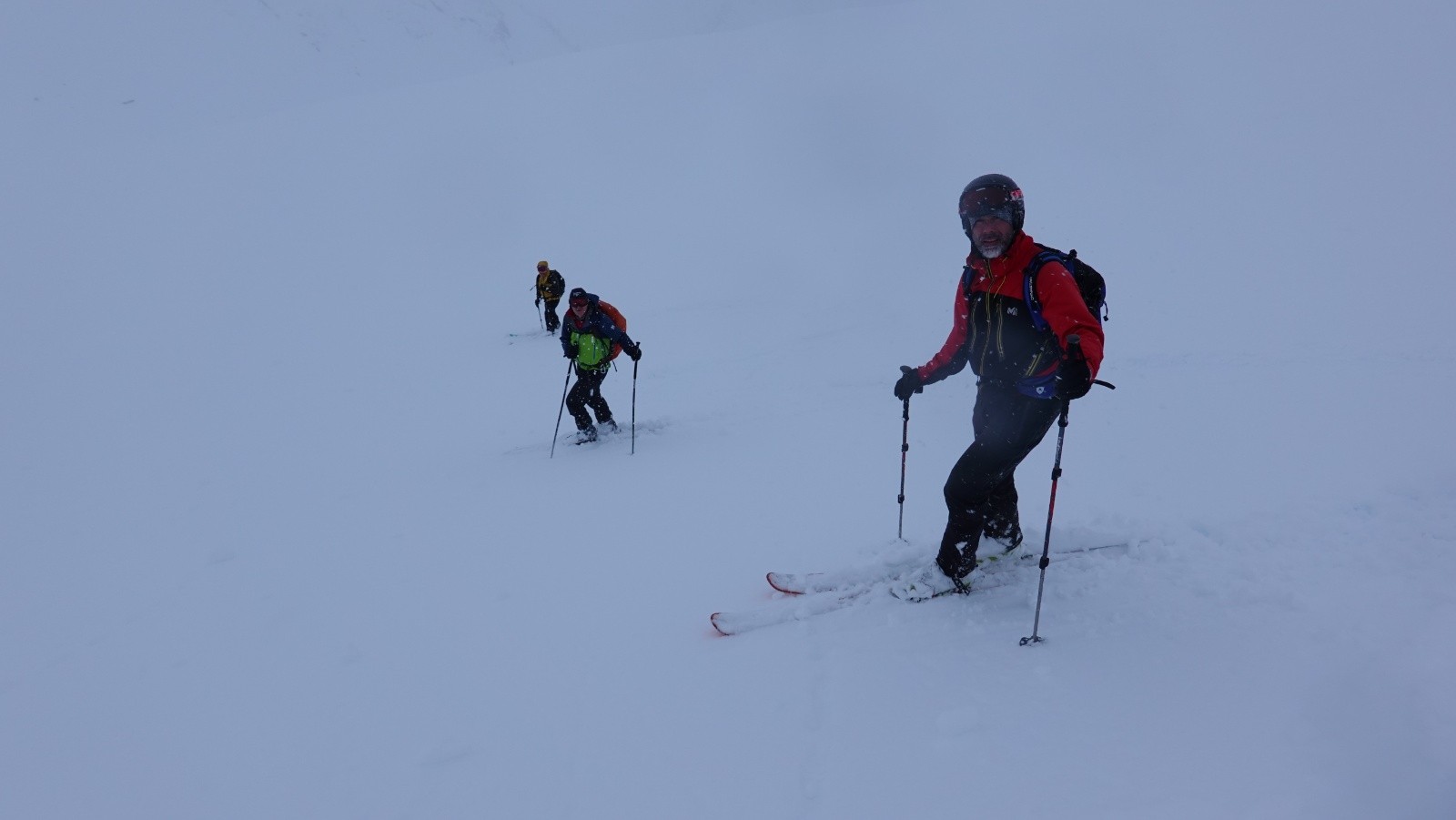 Début de descente dans une bonne neige mais sans aucune visibilité