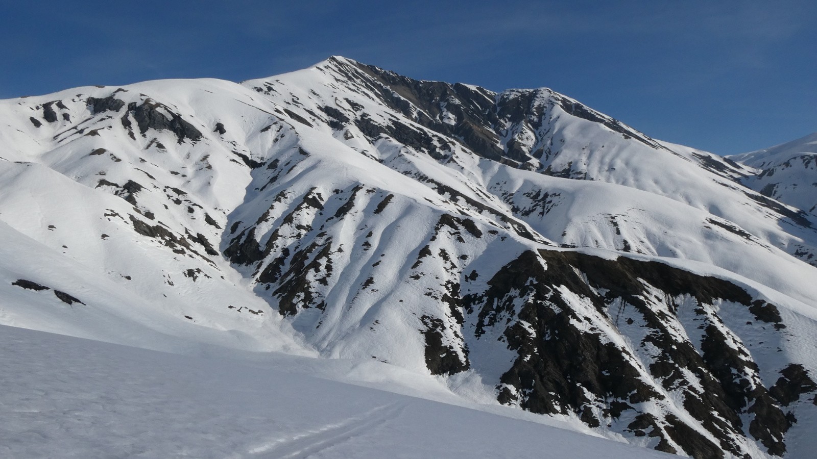 &nbsp;Le Pic du Mas de la Grave et au 1er plan la belle croupe de descente&nbsp;
