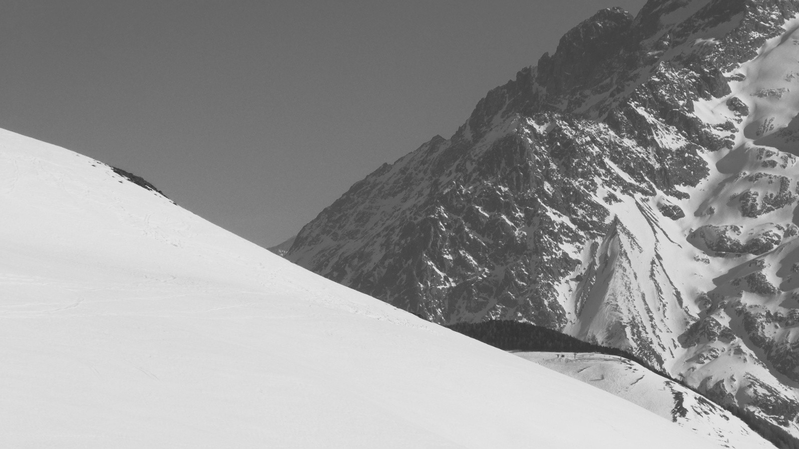 &nbsp;Contraste entre les blanches lignes de la Grande Buffe et les contreforts de la Meije
