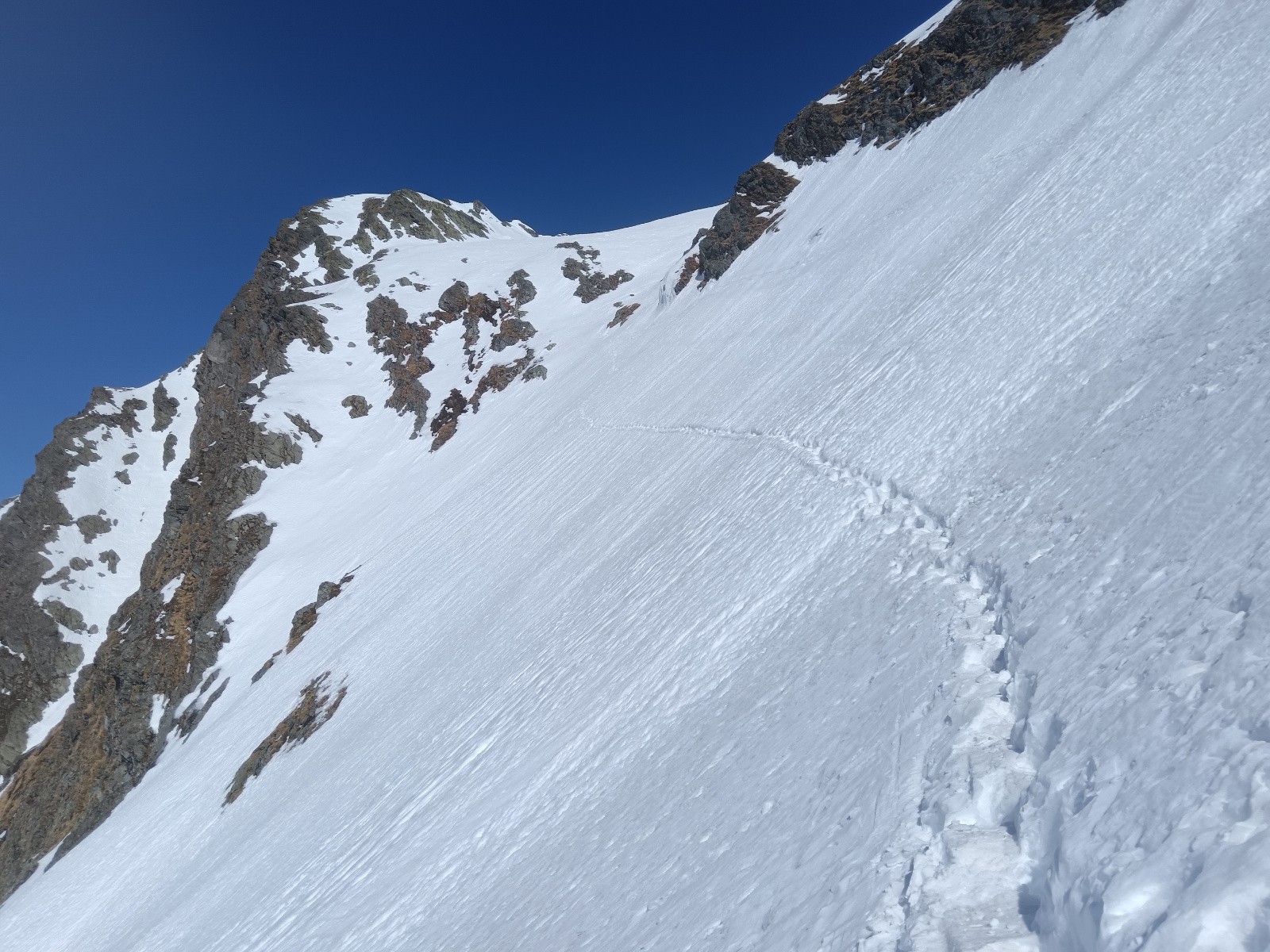 100 m à traverser, pente à 40° exposée au-dessus de la cascade (marches faites mais neige béton)