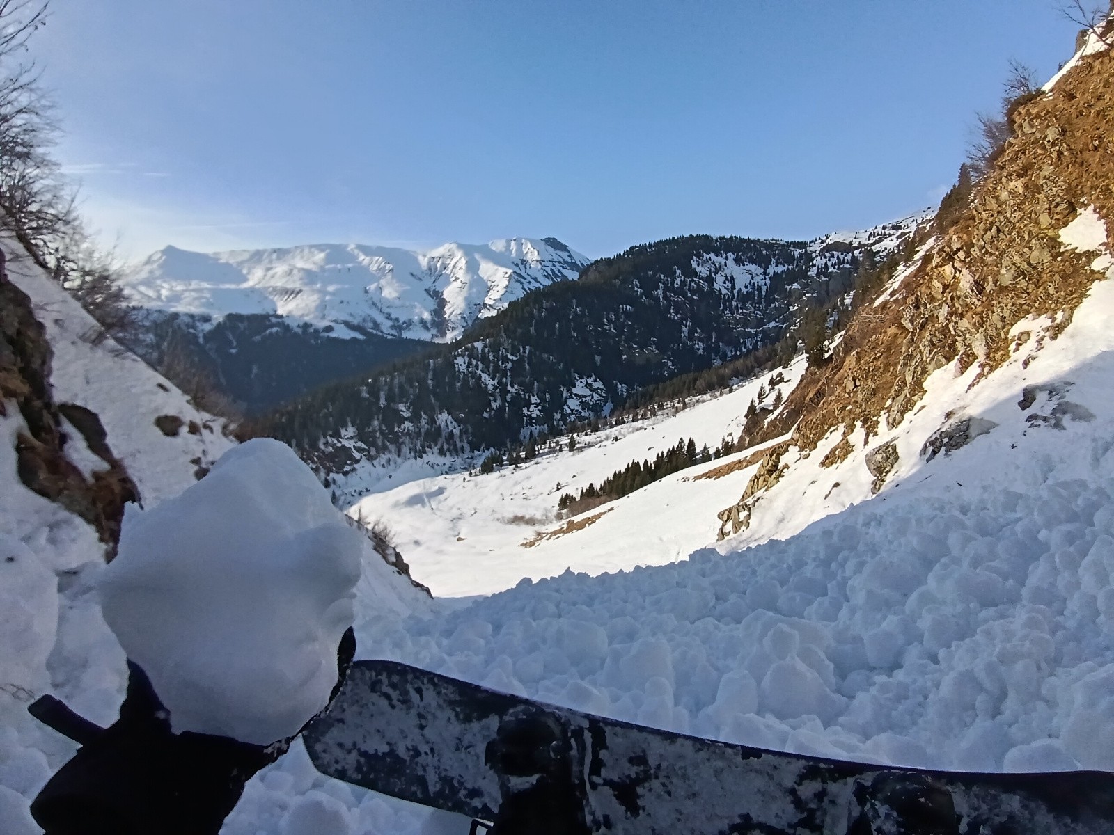 Coulée de boules de glaces dans le goulet (quelques dizaines de mètres pas sympa à franchir)