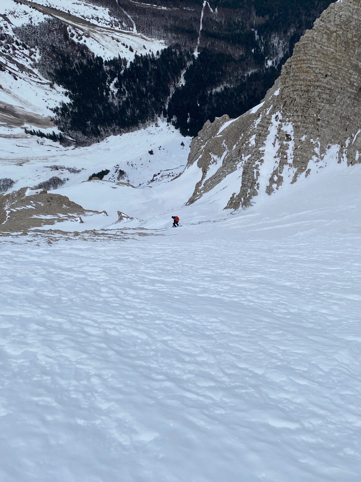 Passage d’un verrou avec de la glace et des cailloux