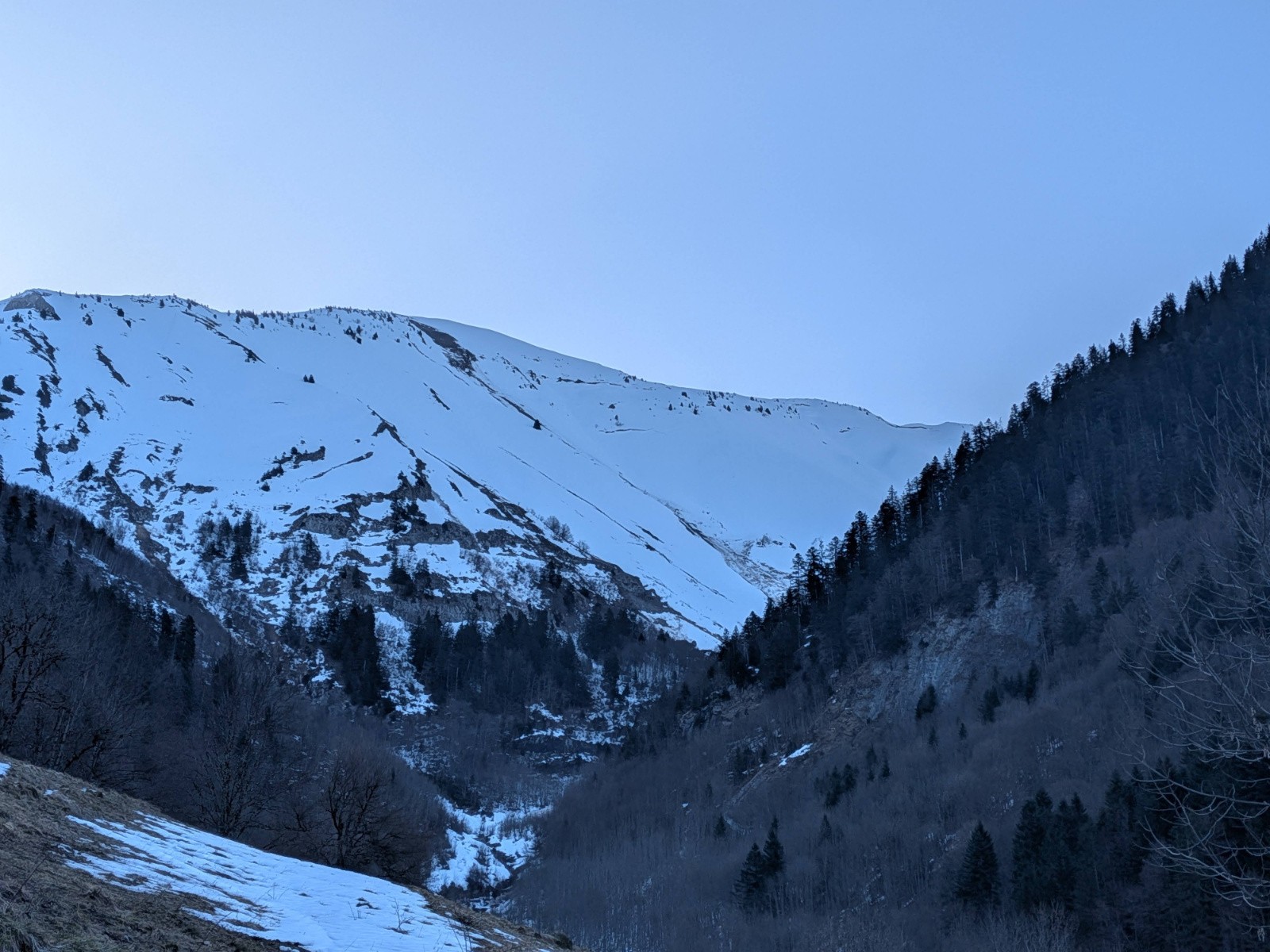 Face N des Arces, de belle reptations dans le haut de la face