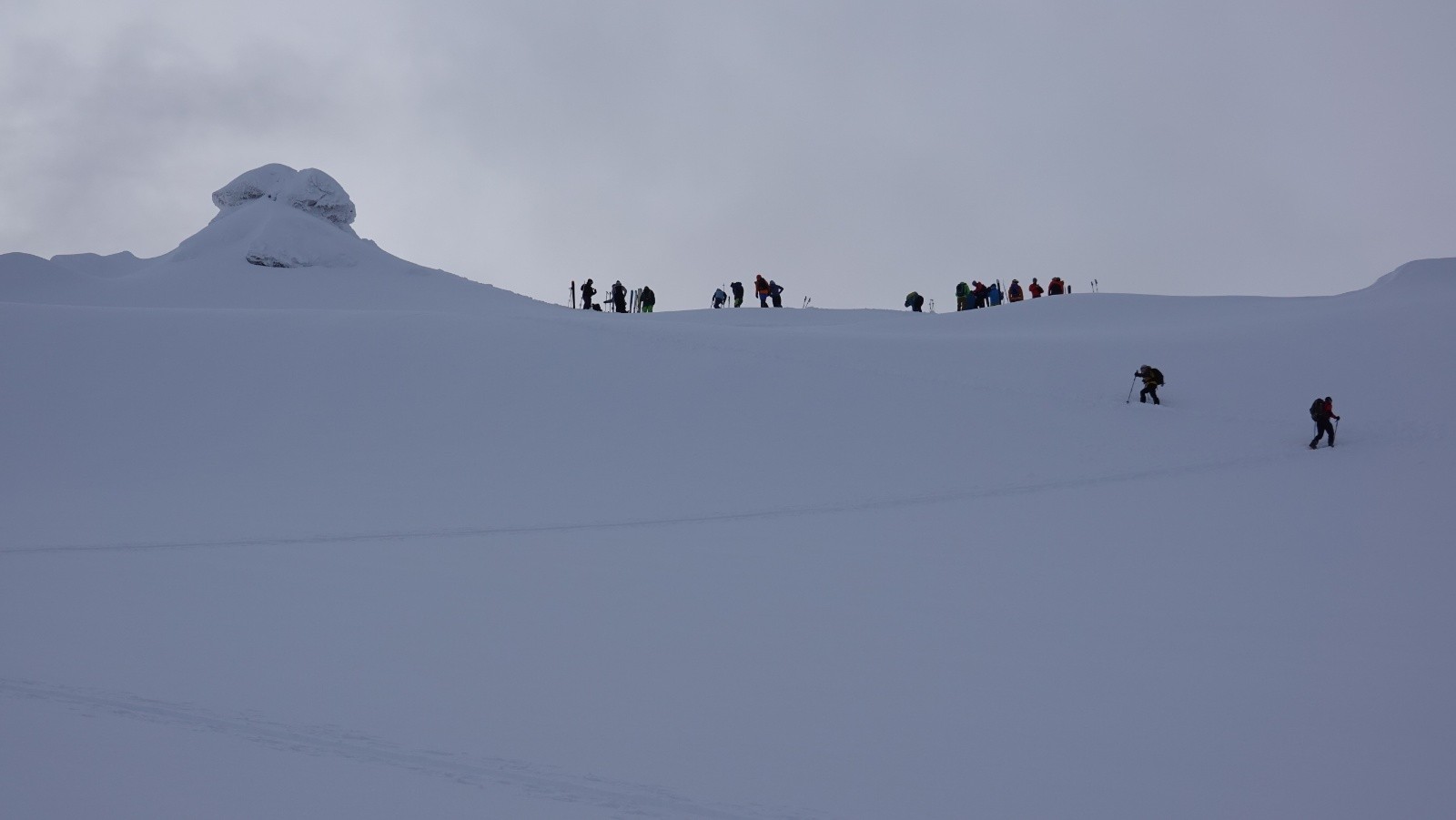 Du monde au sommet où seuls 2 guides graviront le Troll sommital meringué et glacé😉
