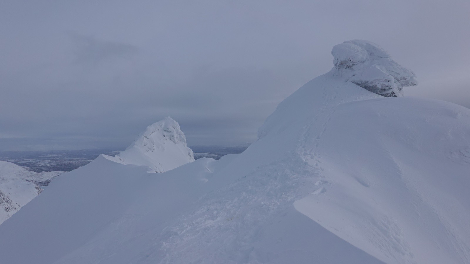 Troll sommital et panorama vers le Sud