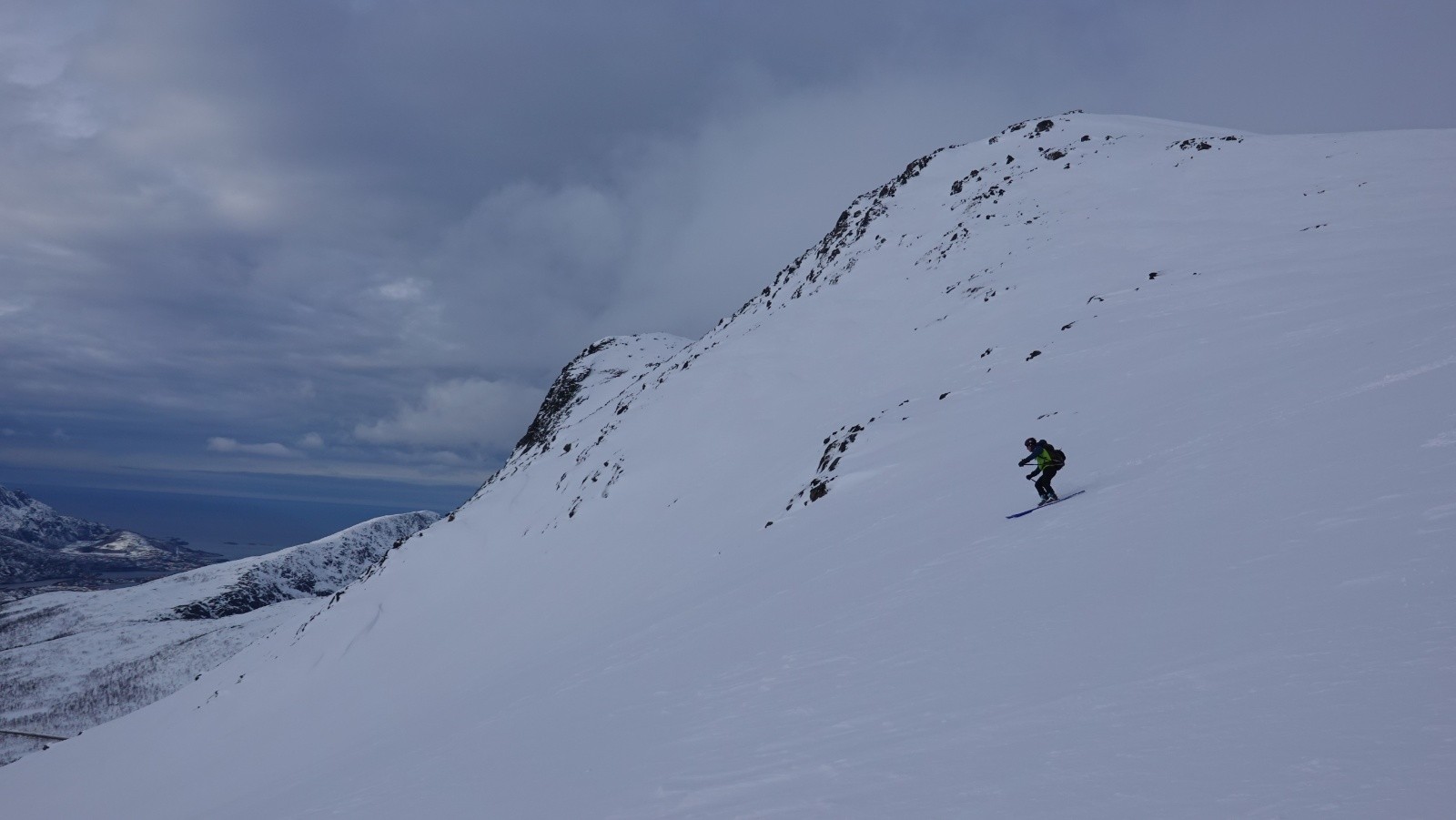 David dans la descente depuis le sommet au-dessus